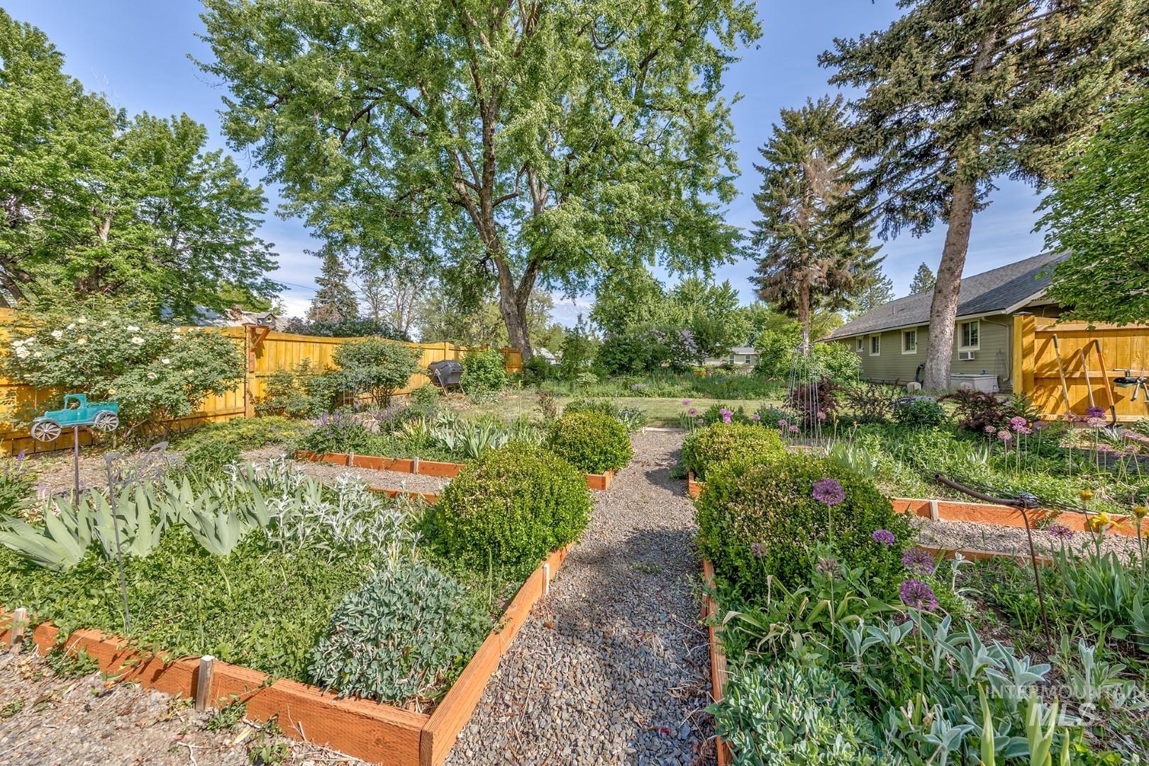203 1st St Property Photo 34