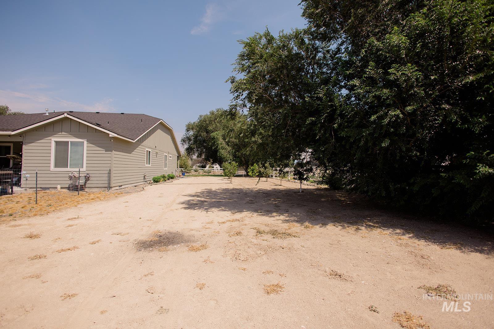 865 Se Hamilton Road Property Photo 8
