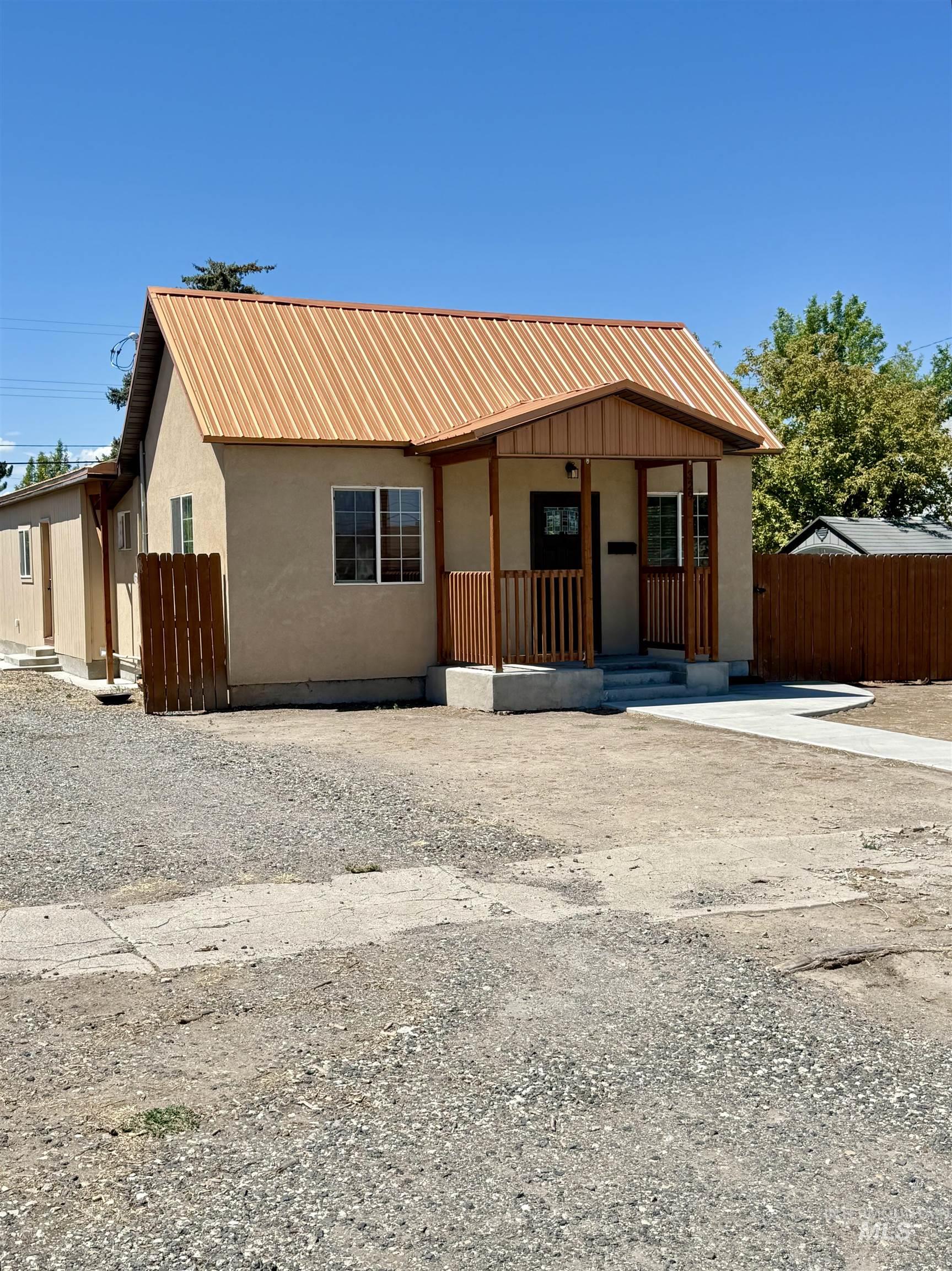329 11th Ave N Property Photo 2