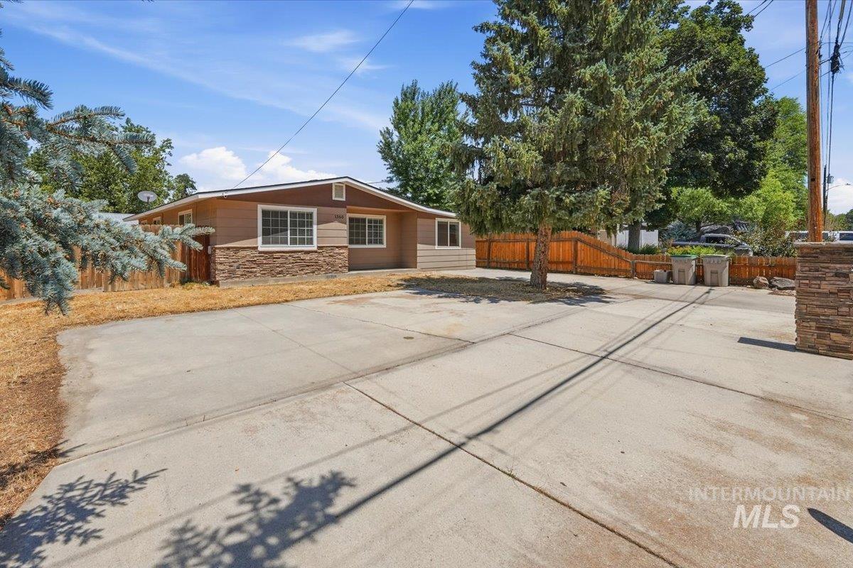 1360 W Targee St Property Photo 2