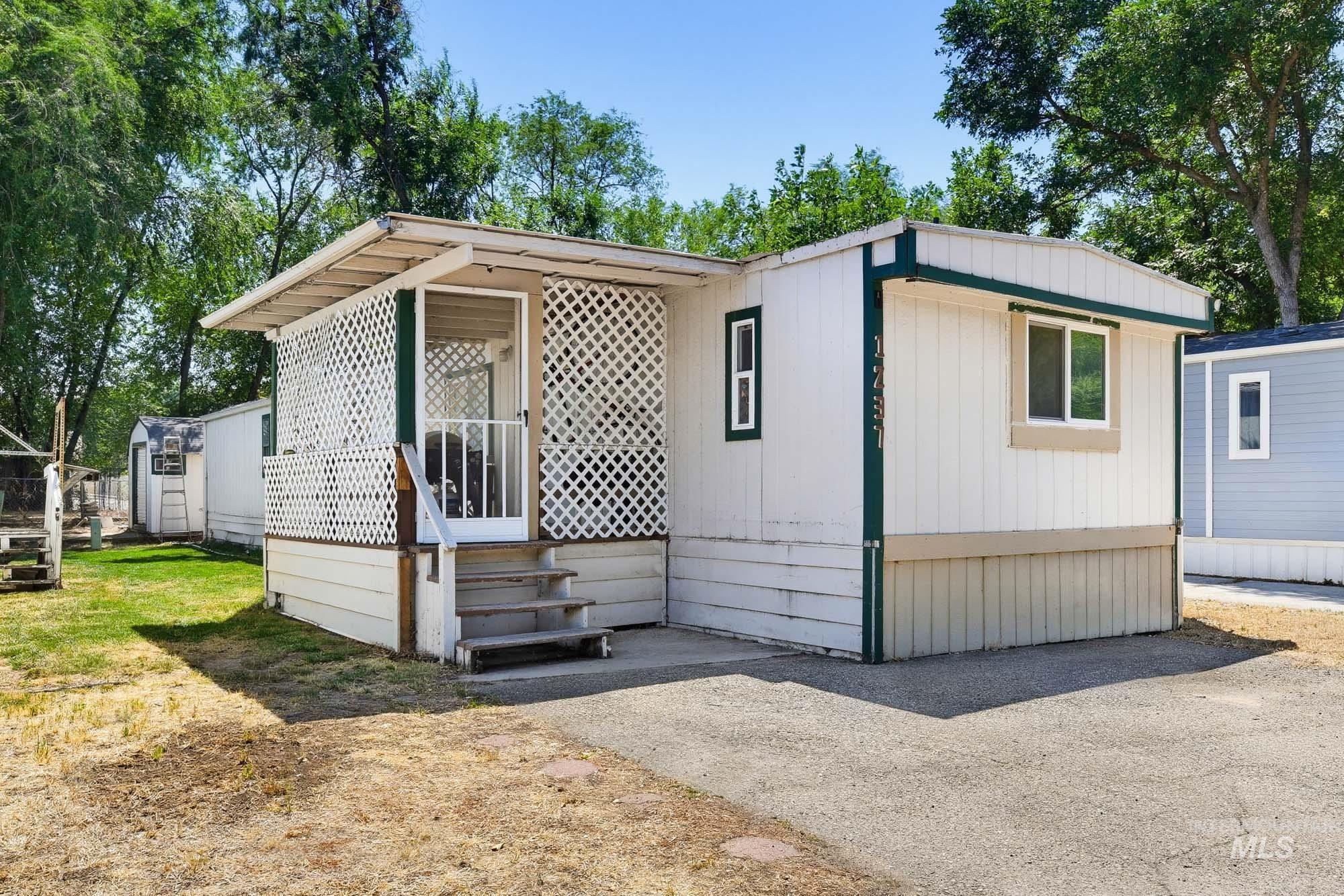 1237 W Fleetwood Ln Property Photo 1