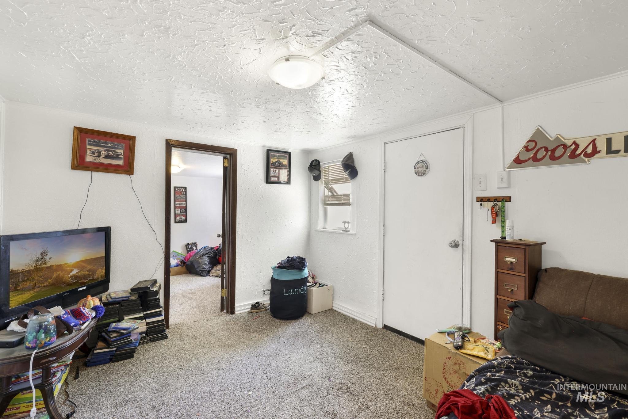 436 Oak St Property Photo 4