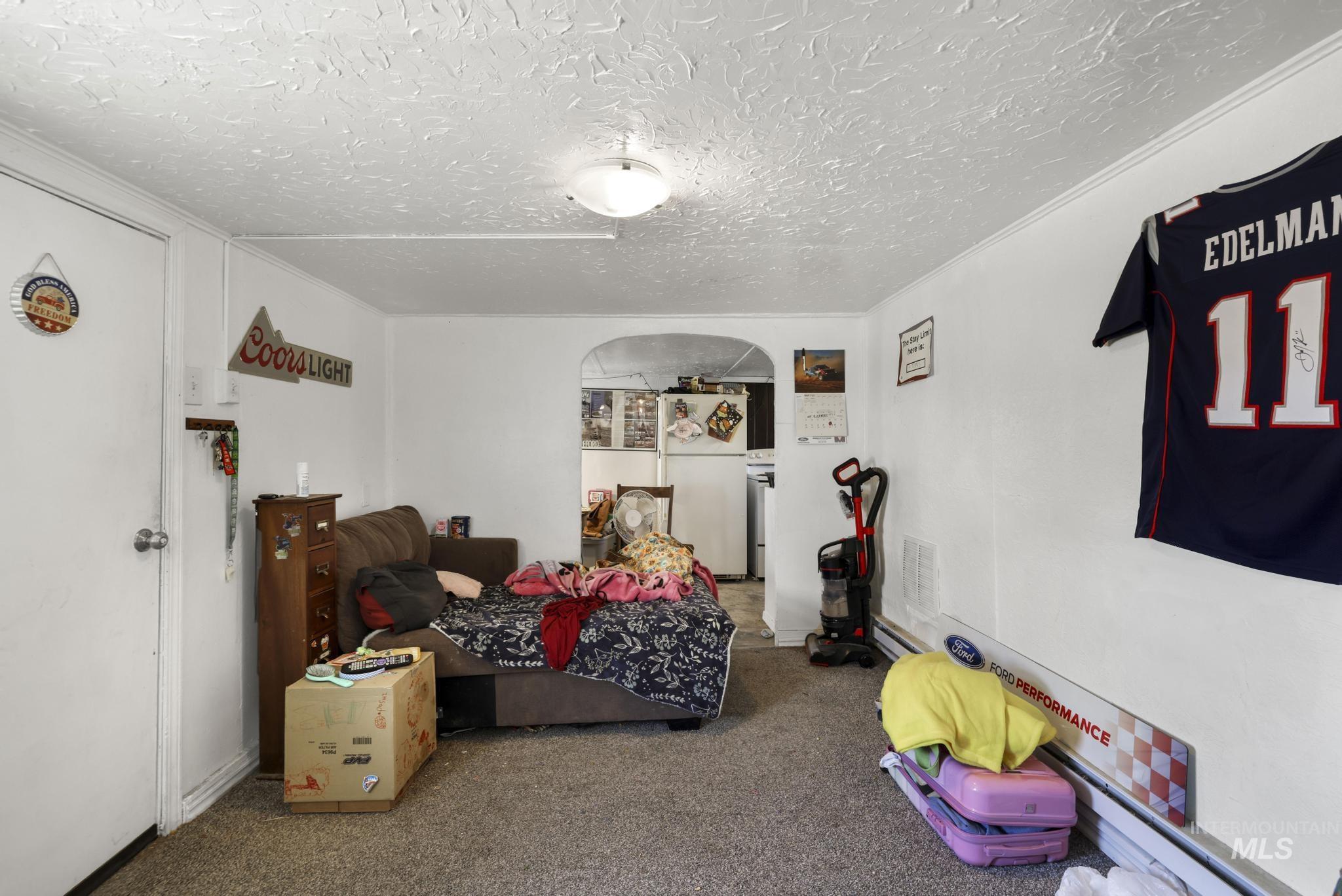 436 Oak St Property Photo 5