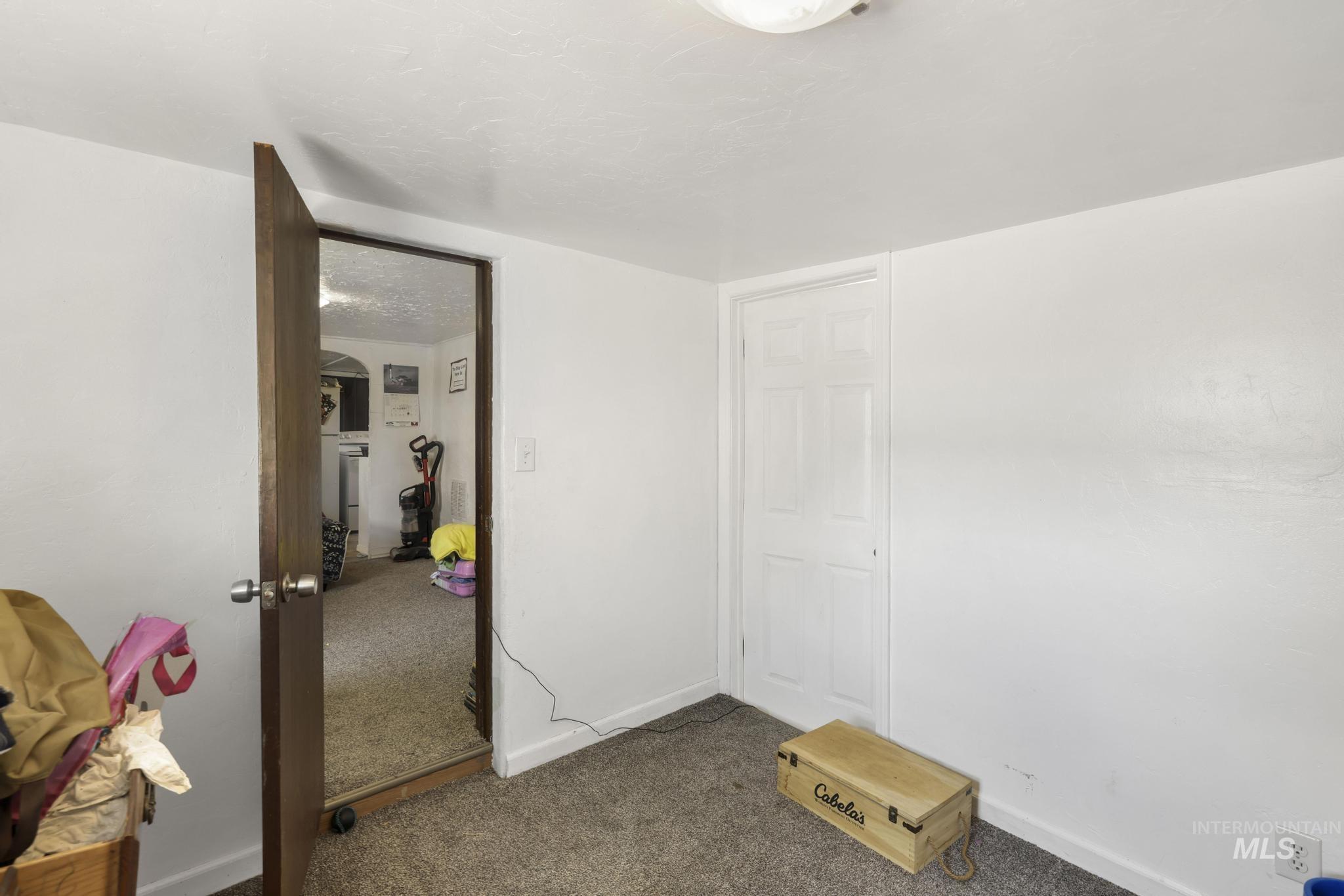436 Oak St Property Photo 7