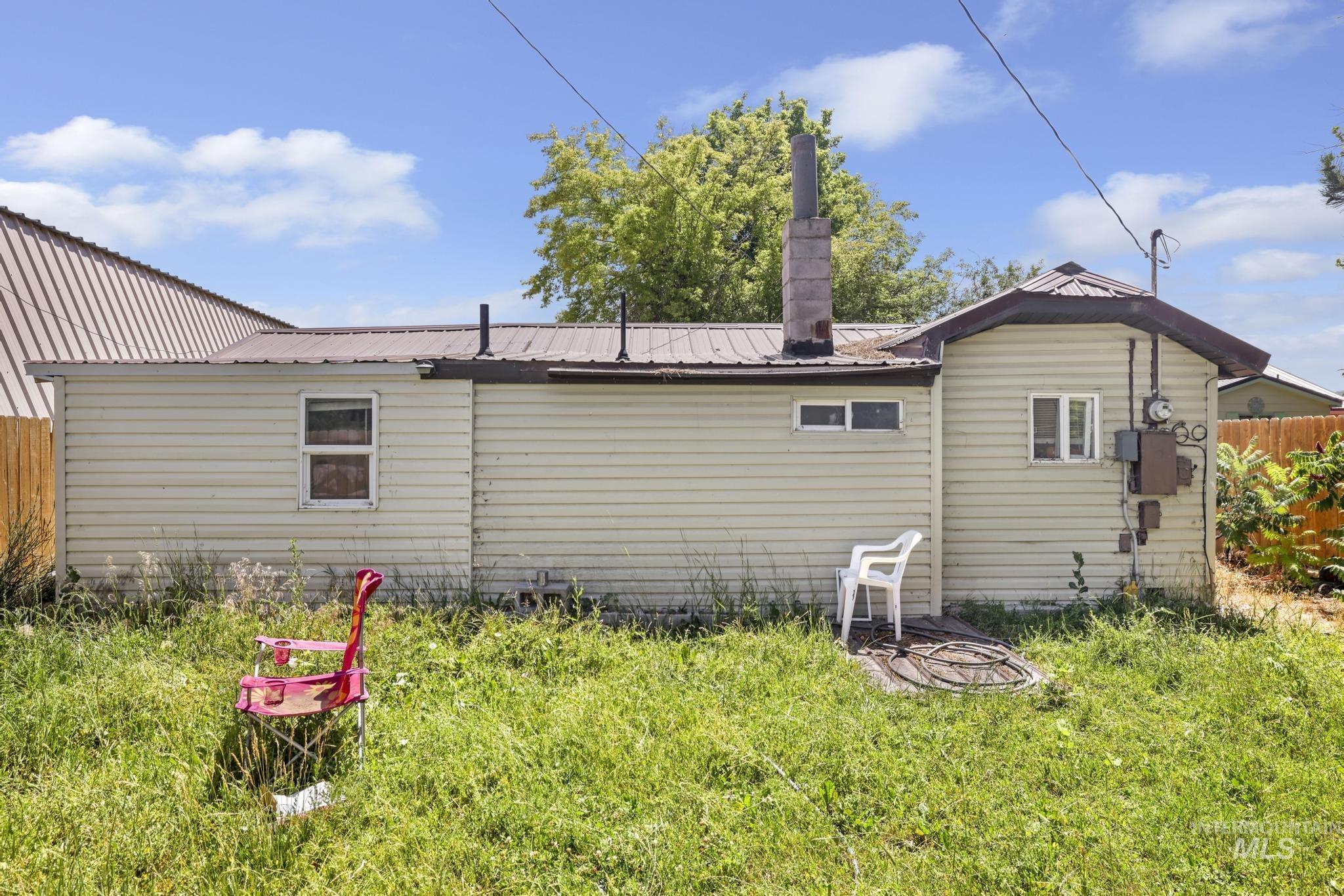 436 Oak St Property Photo 9