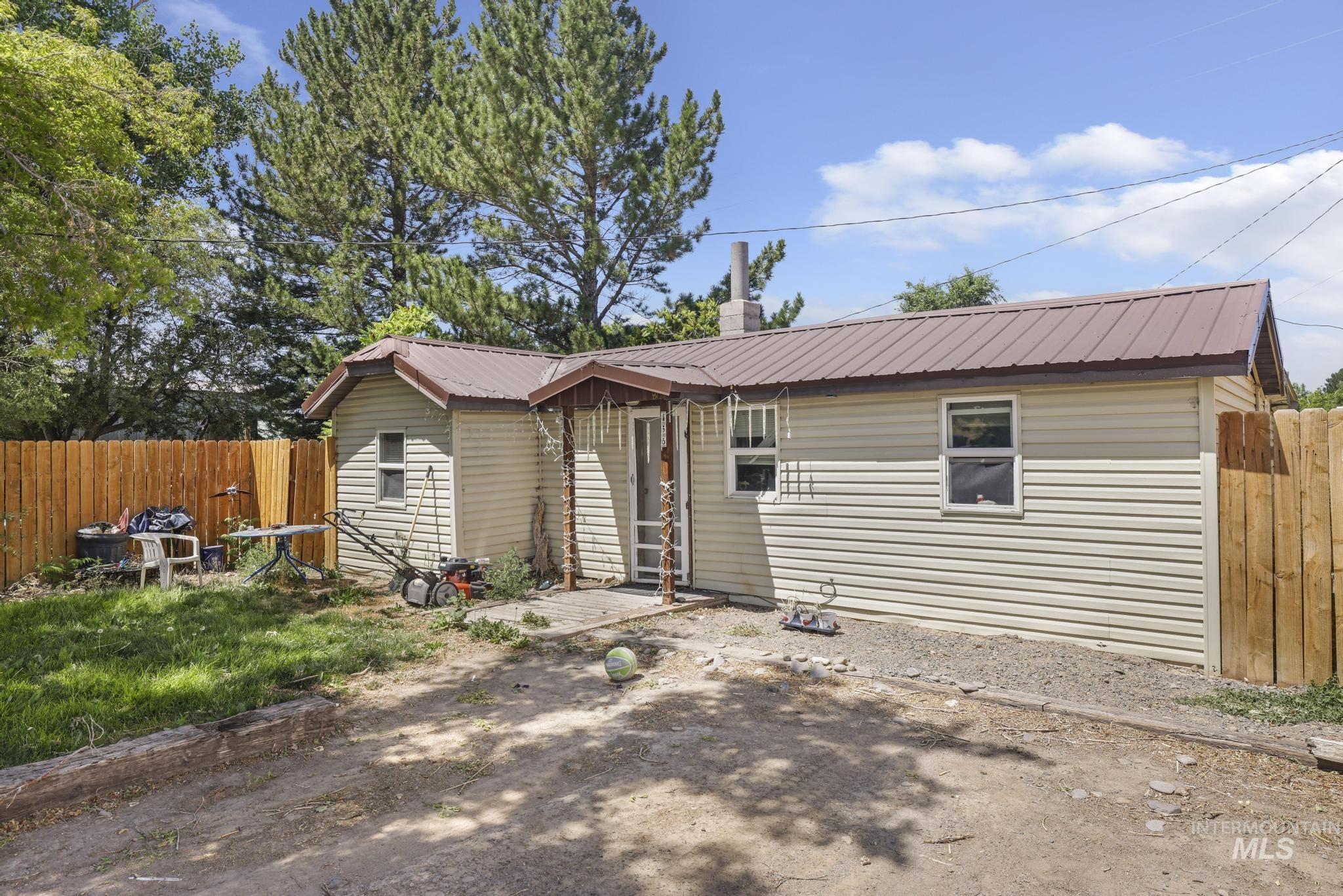 436 Oak St Property Photo 10