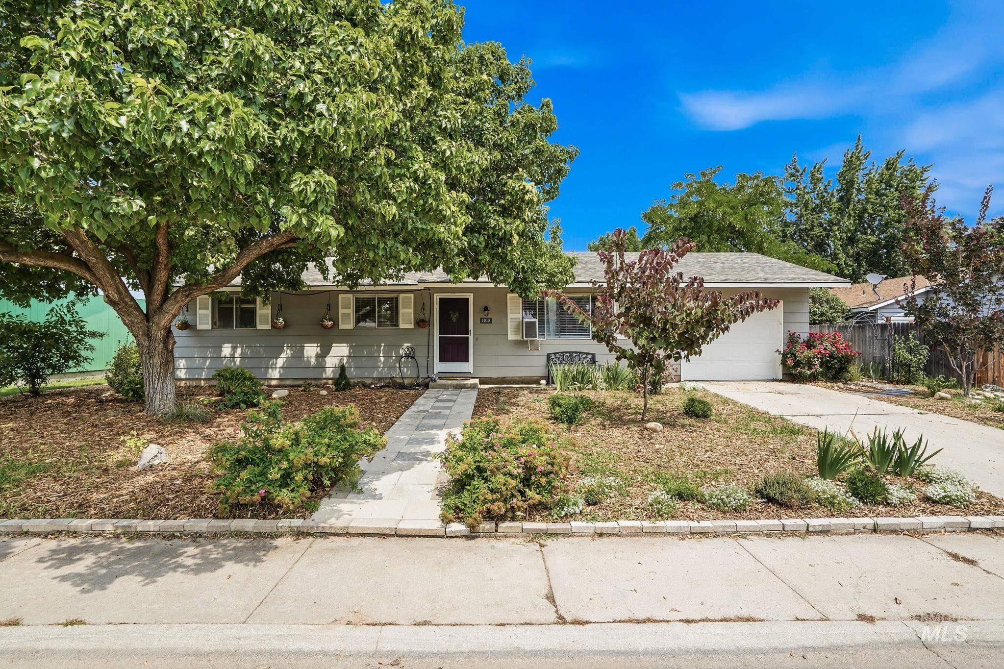 1218 W Chateau Property Photo 1