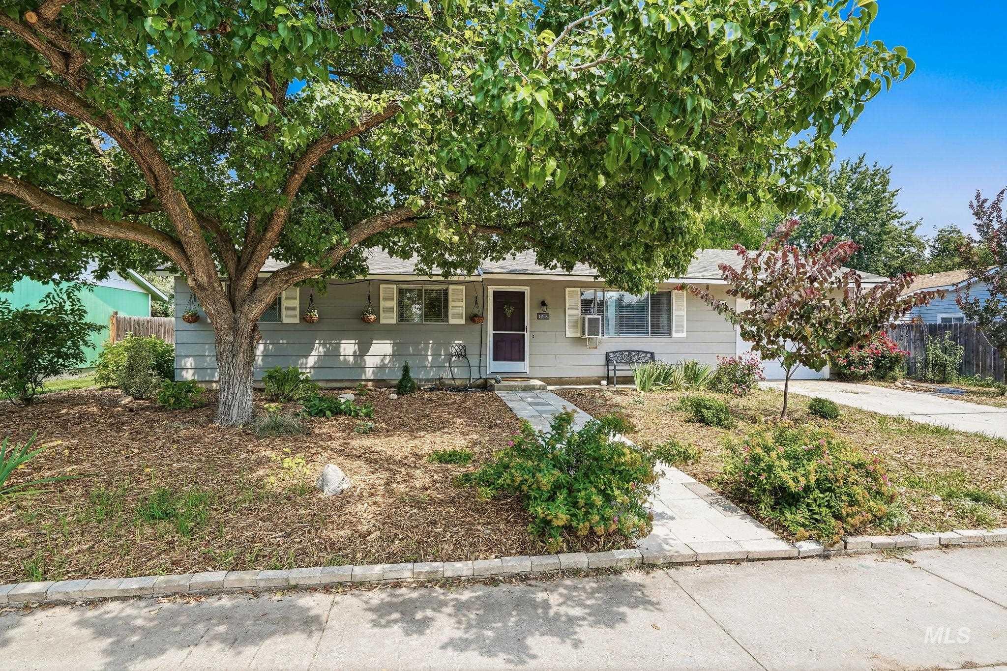 1218 W Chateau Property Photo 2