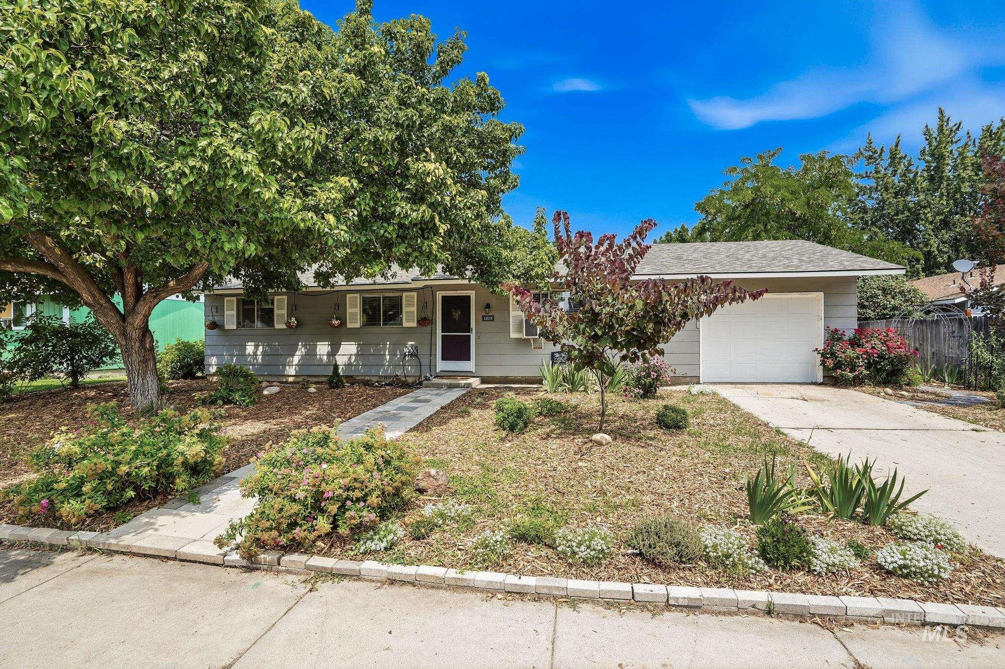 1218 W Chateau Property Photo 3