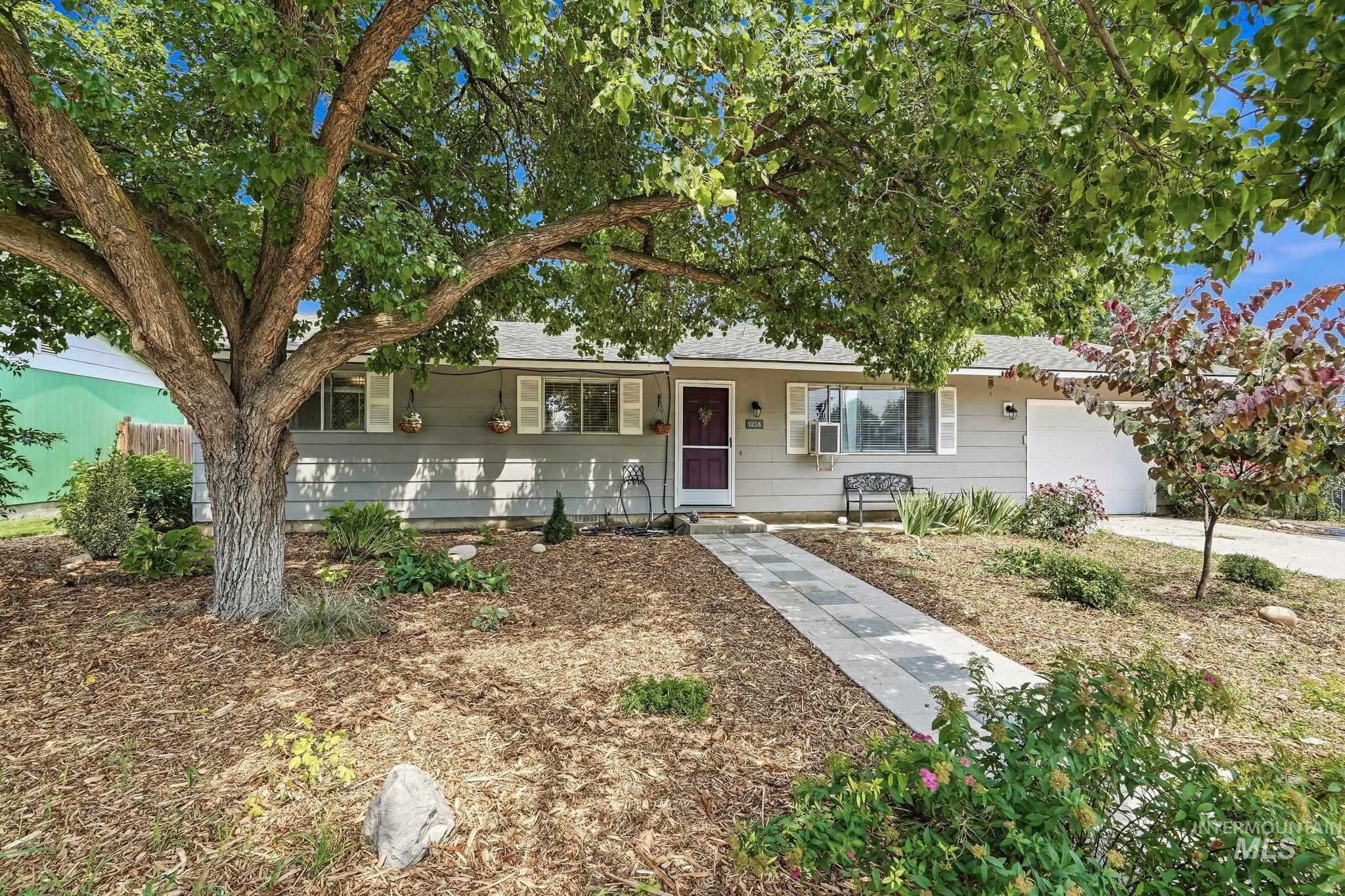 1218 W Chateau Property Photo 4
