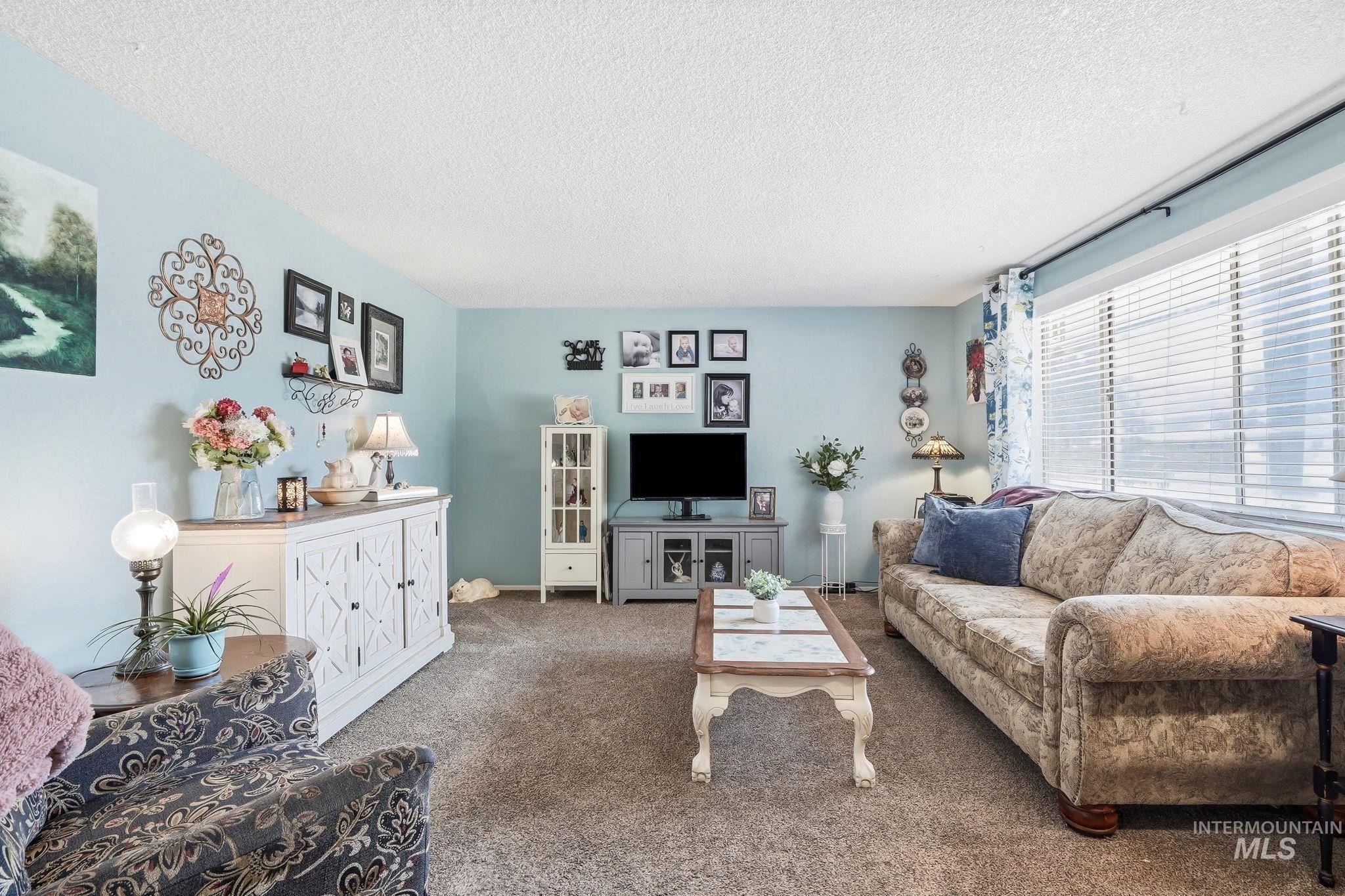 1218 W Chateau Property Photo 6