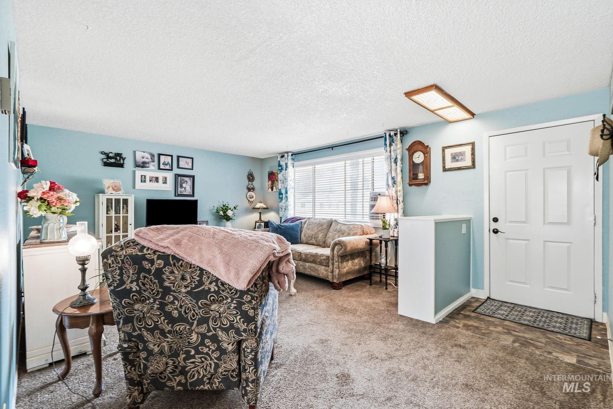 1218 W Chateau Property Photo 7
