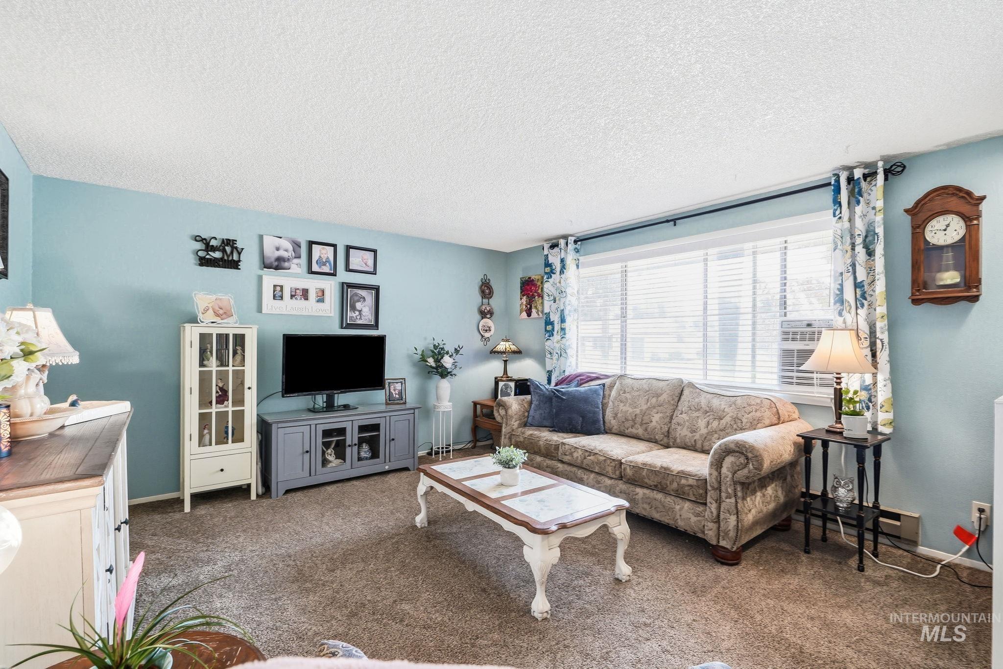 1218 W Chateau Property Photo 8