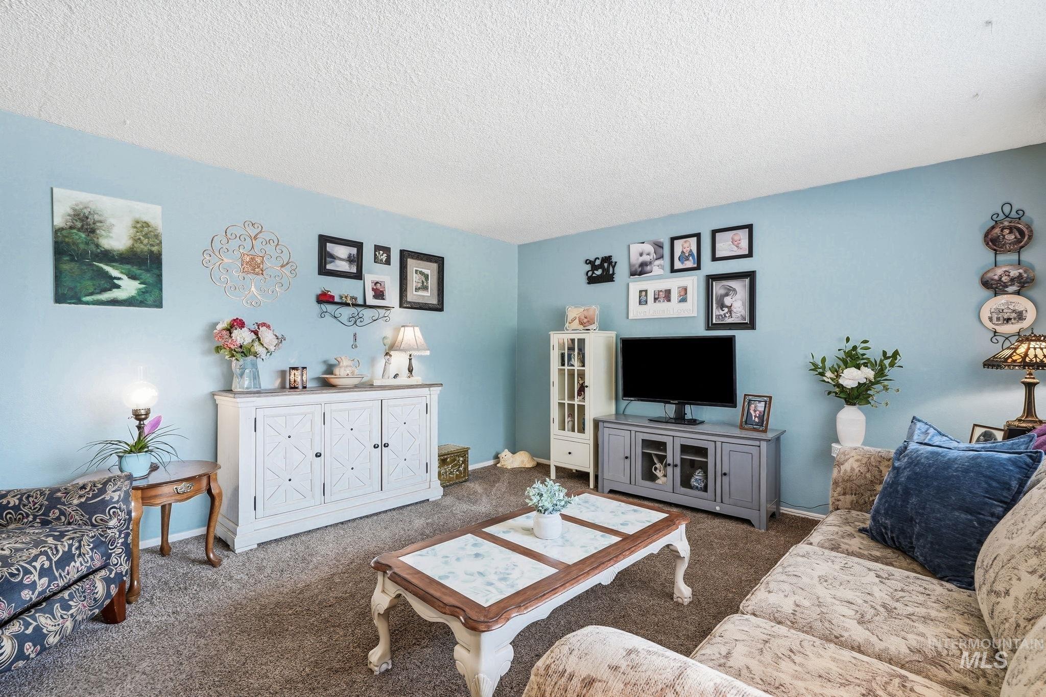 1218 W Chateau Property Photo 9
