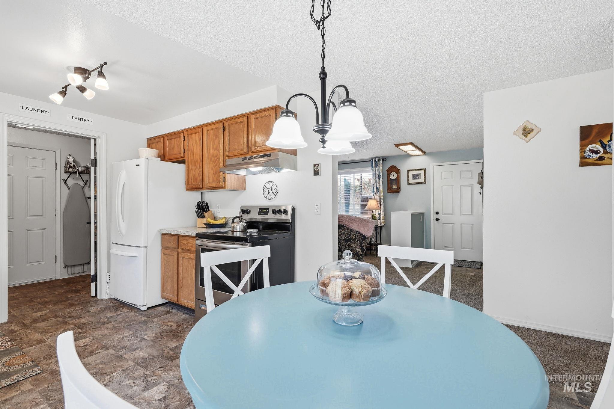 1218 W Chateau Property Photo 15