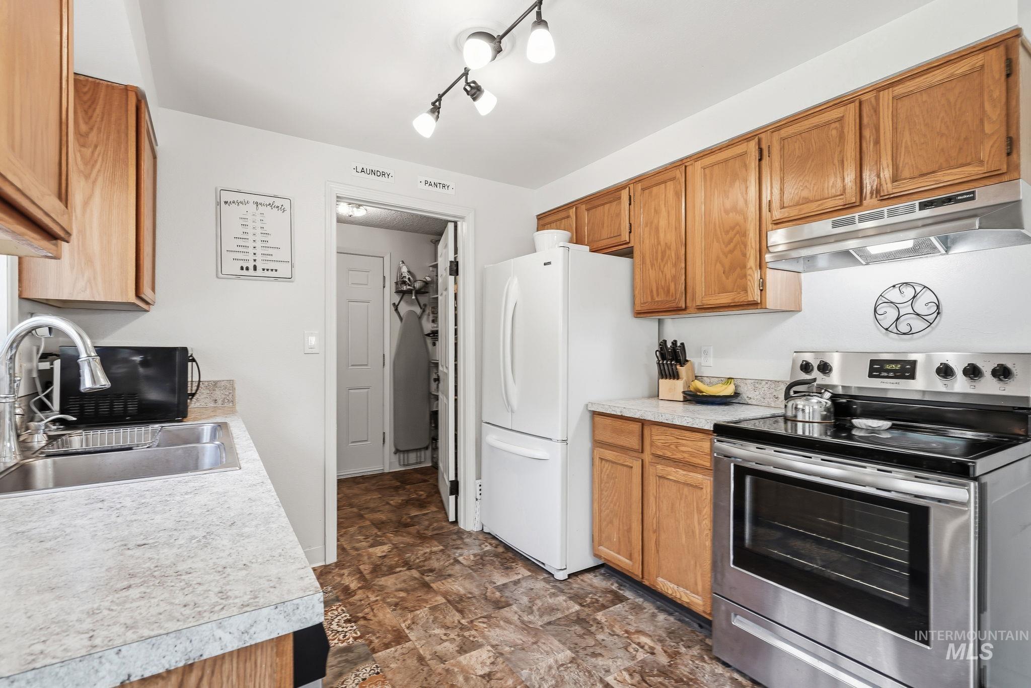 1218 W Chateau Property Photo 16