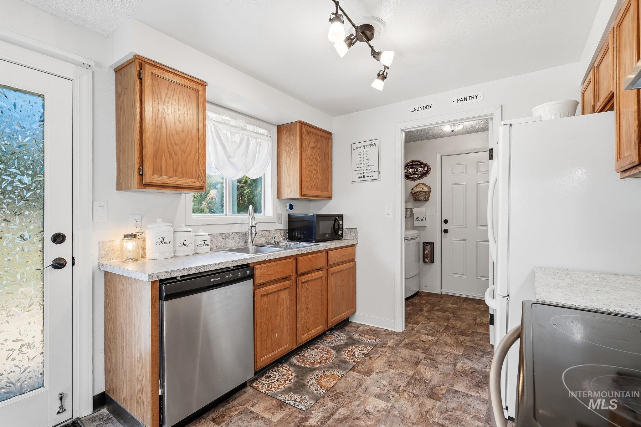 1218 W Chateau Property Photo 17