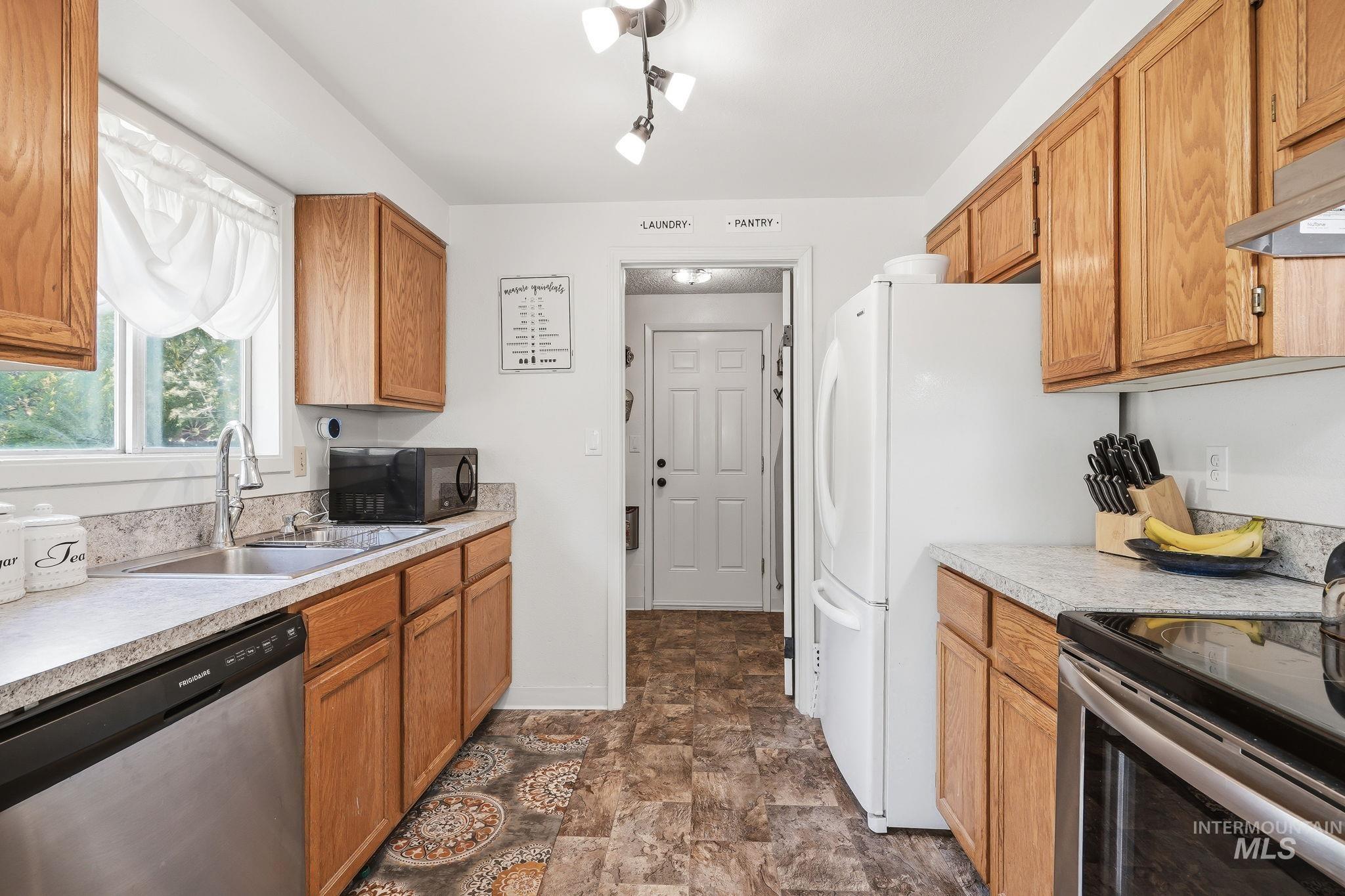 1218 W Chateau Property Photo 18