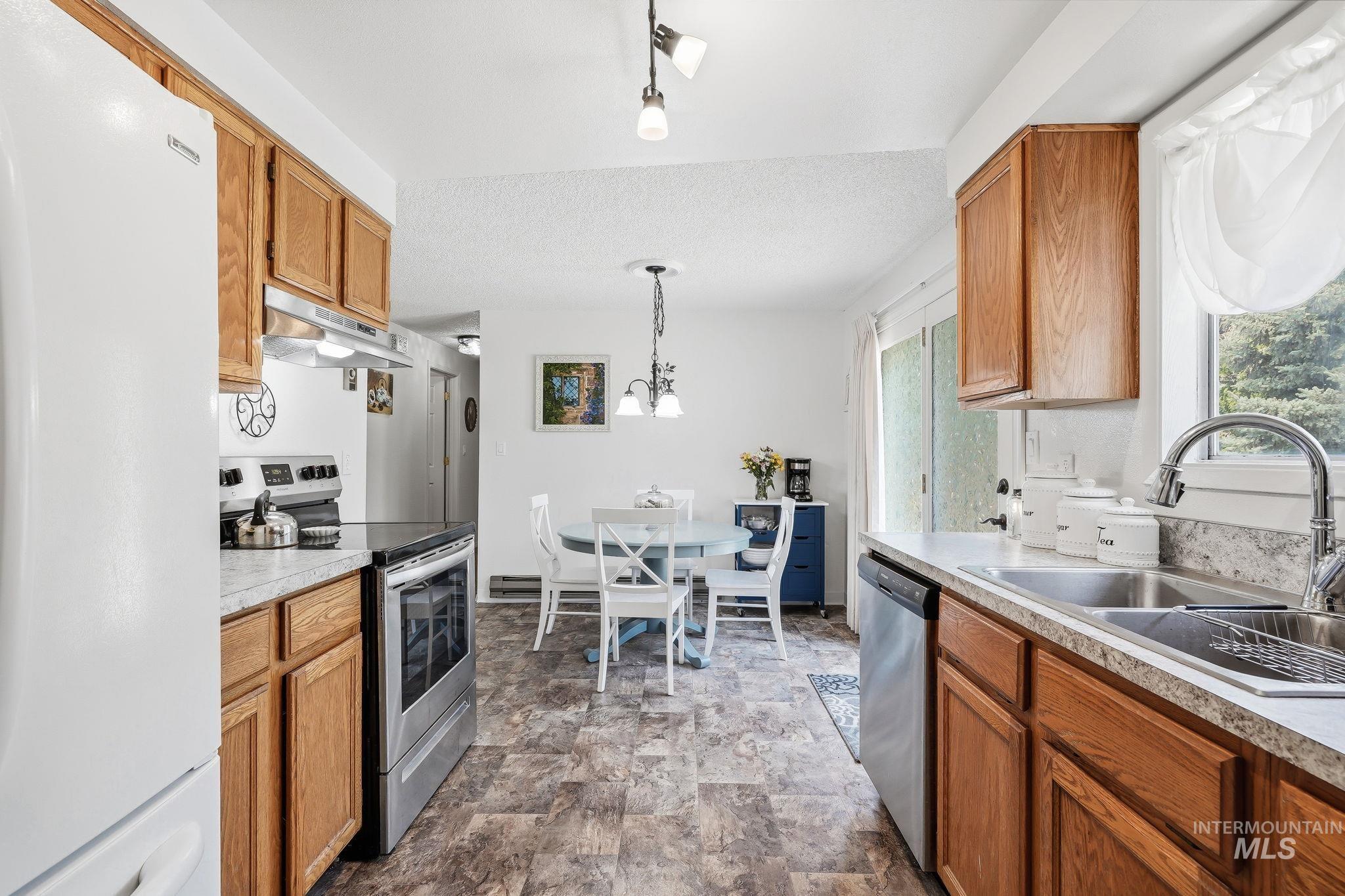 1218 W Chateau Property Photo 19
