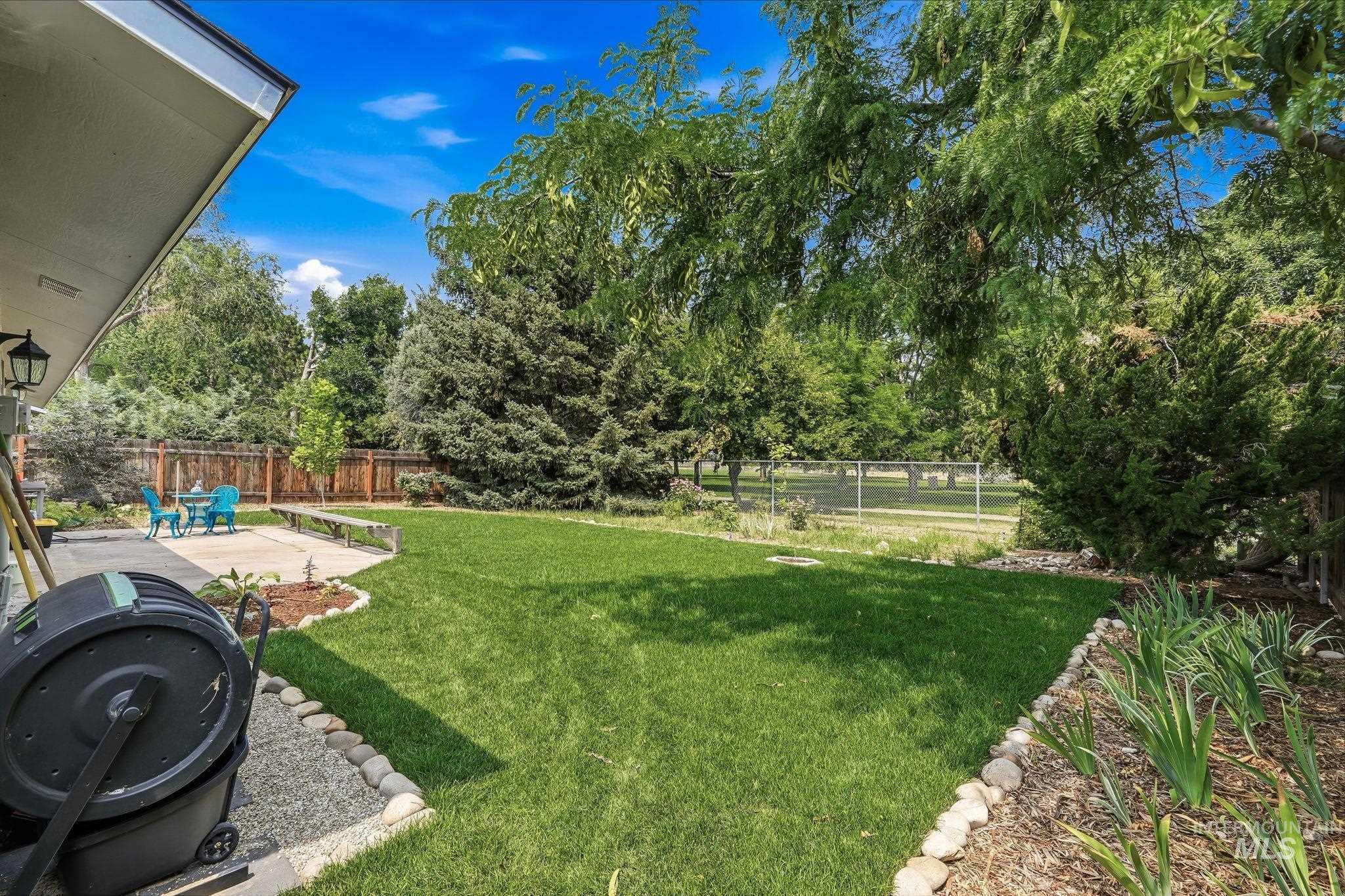 1218 W Chateau Property Photo 30
