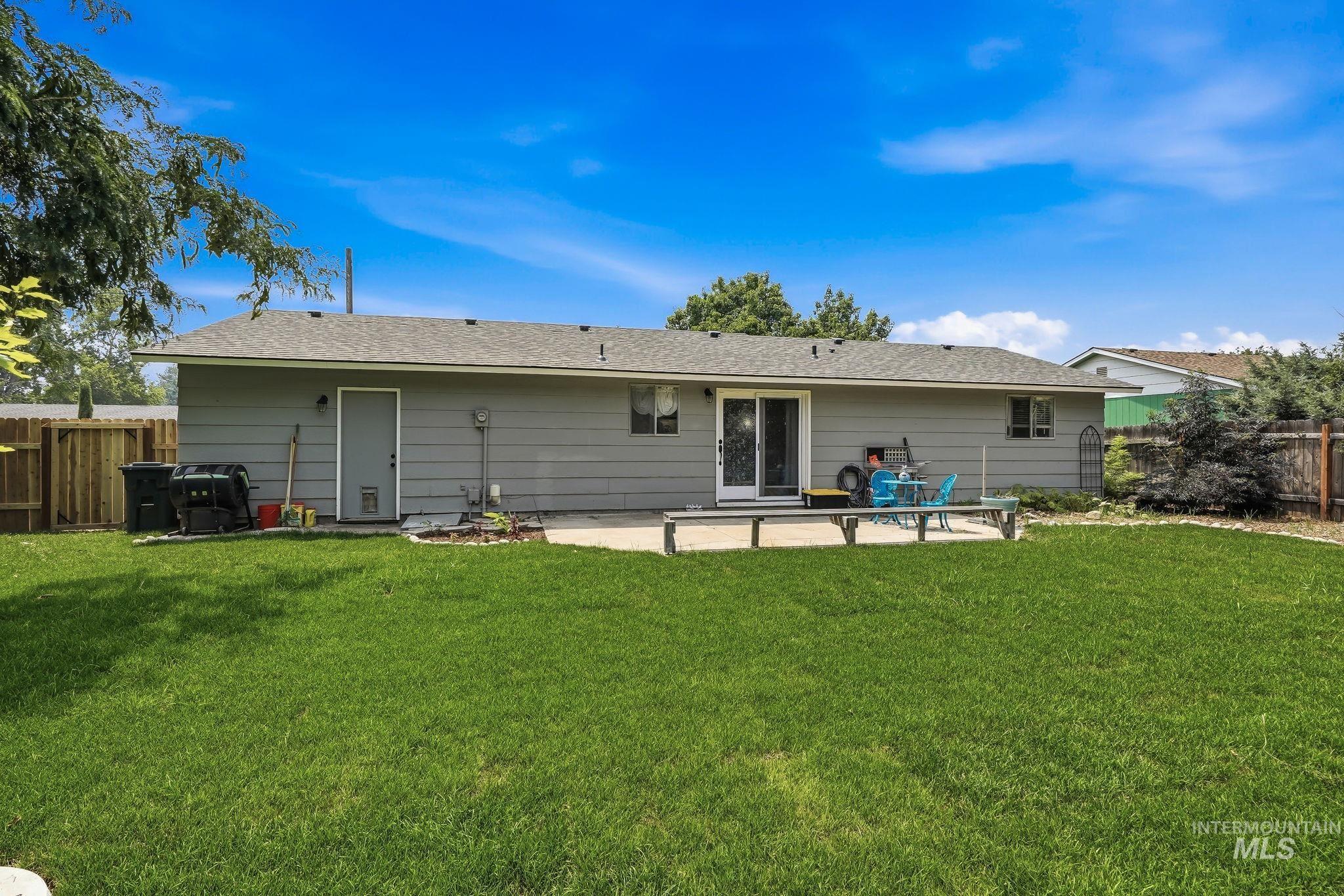 1218 W Chateau Property Photo 31