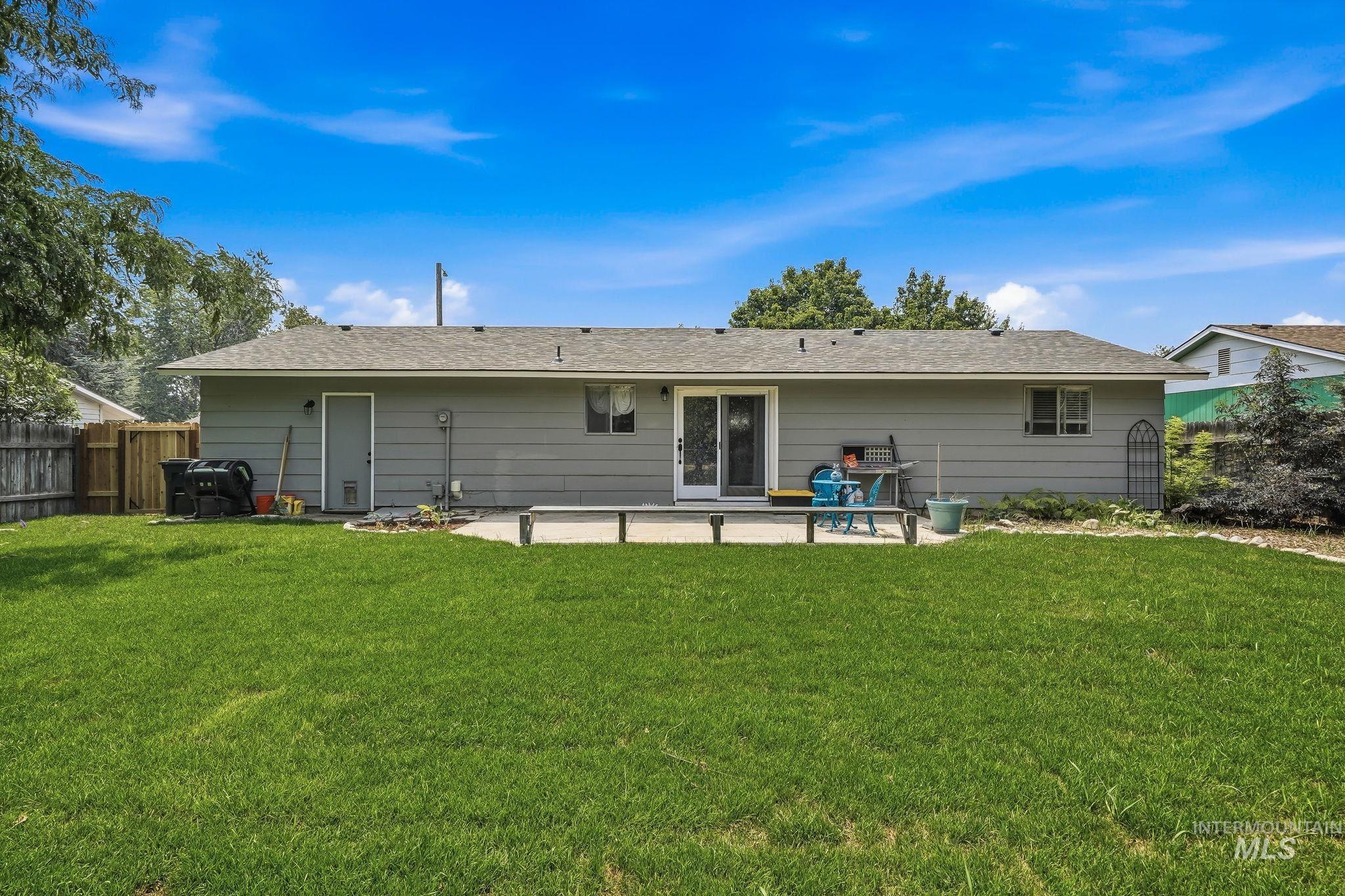 1218 W Chateau Property Photo 32