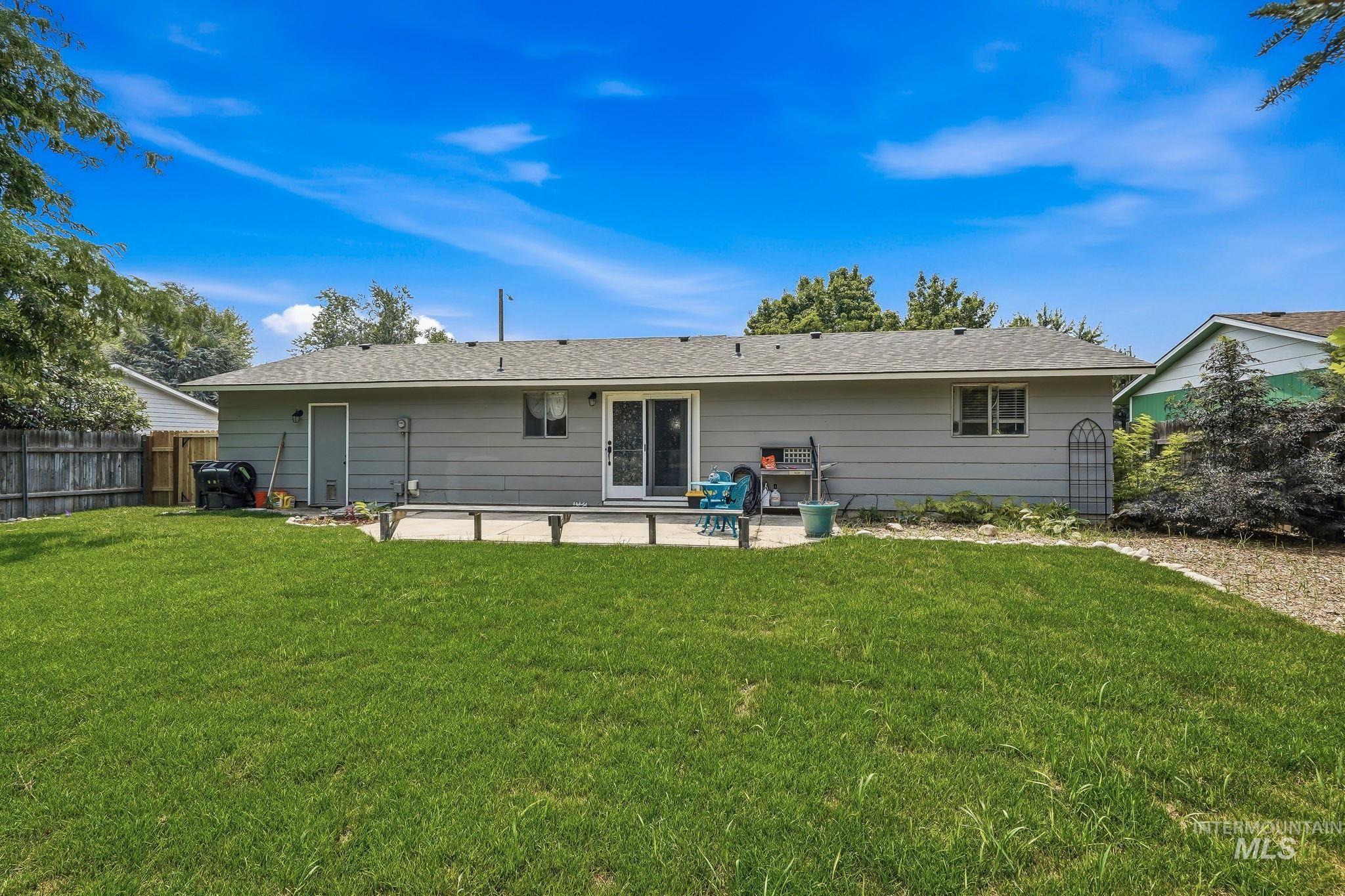 1218 W Chateau Property Photo 33