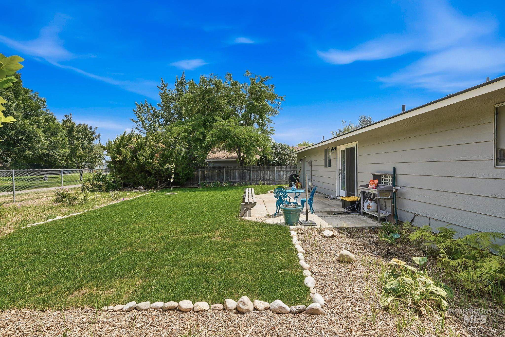 1218 W Chateau Property Photo 34