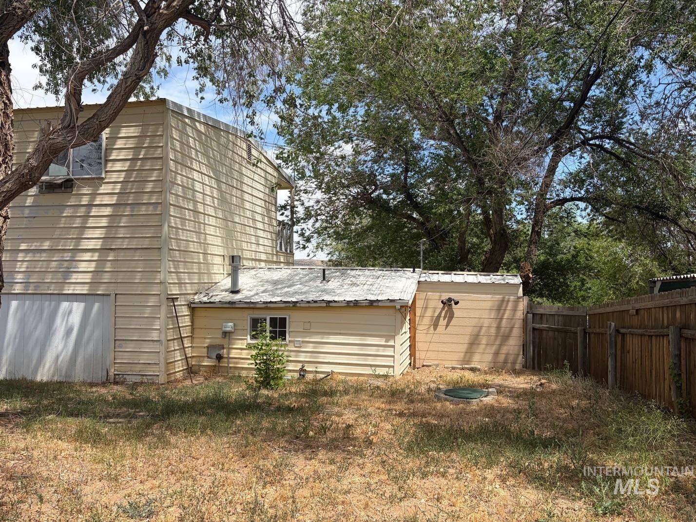 116 + 118 Mcculloch Dr. Property Photo 2
