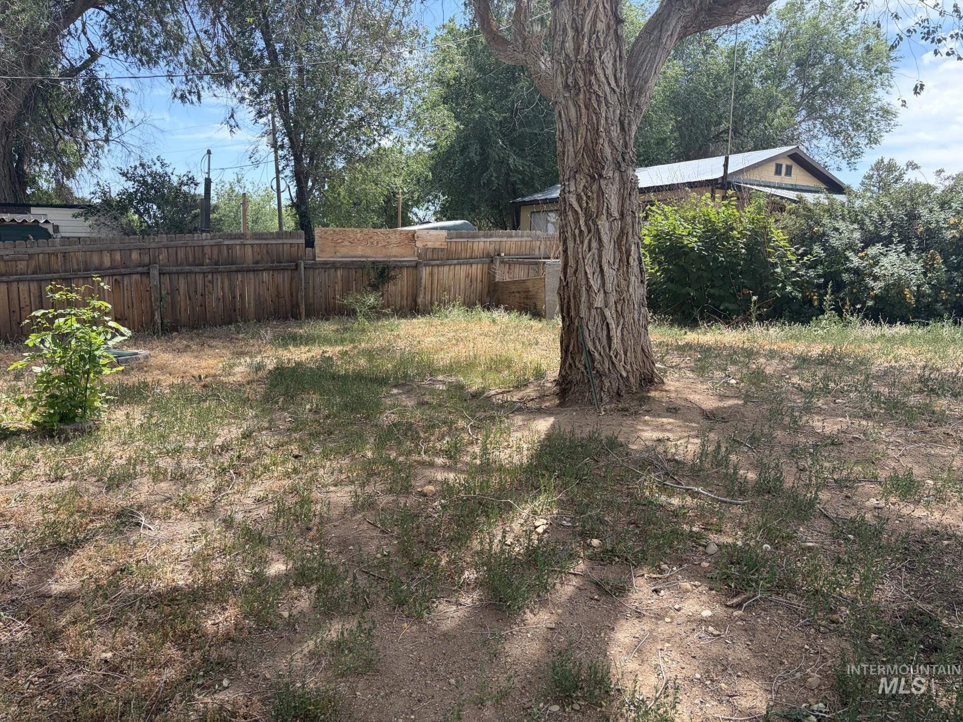 116 + 118 Mcculloch Dr. Property Photo 8