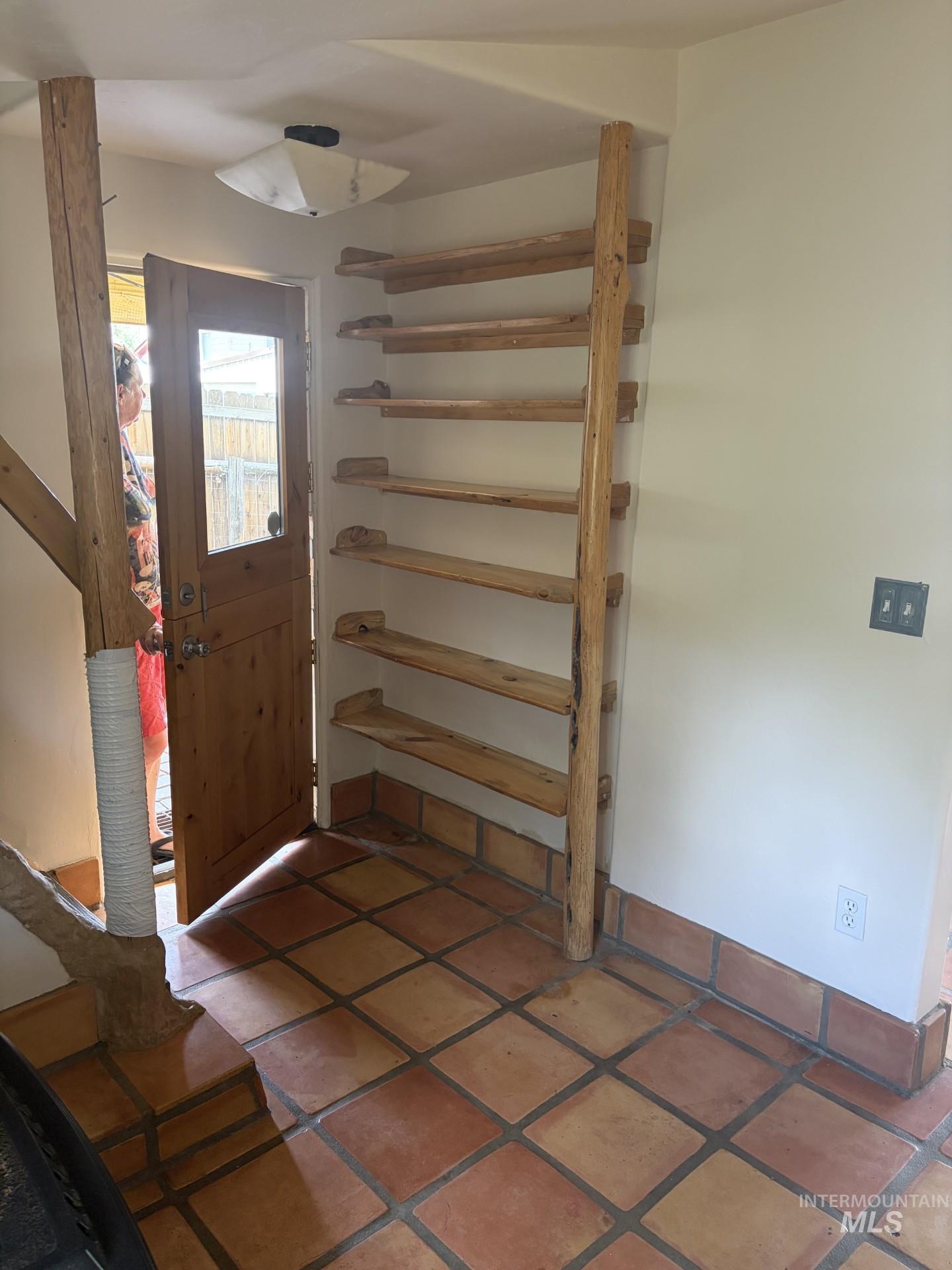116 + 118 Mcculloch Dr. Property Photo 26