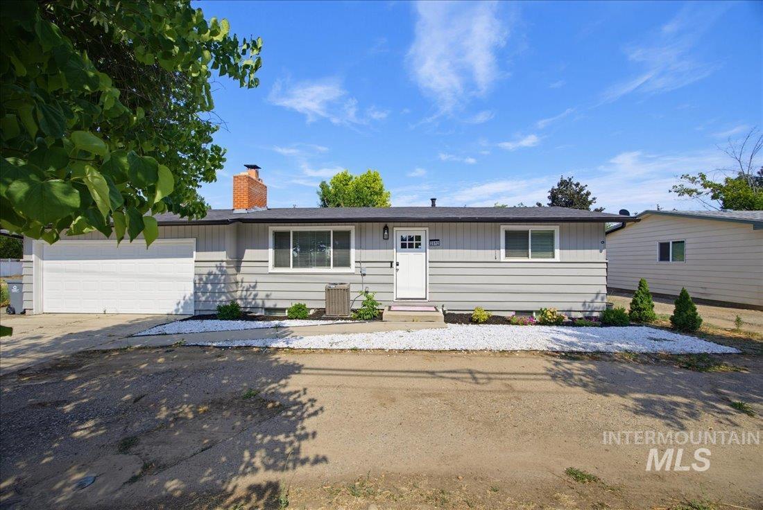 2812 N Cole Rd Property Photo 2