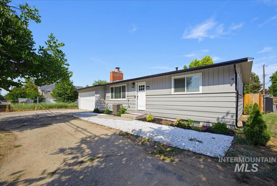2812 N Cole Rd Property Photo 3