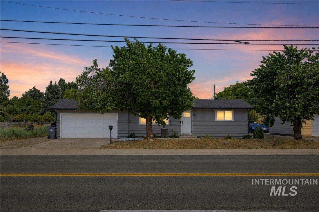2812 N Cole Rd Property Photo 4