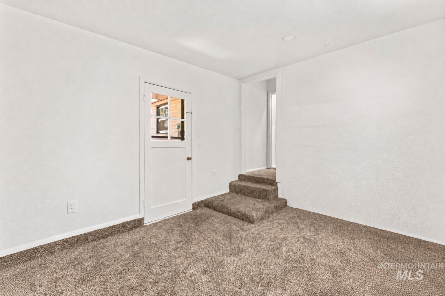 611 N Riverview Dr Property Photo 23