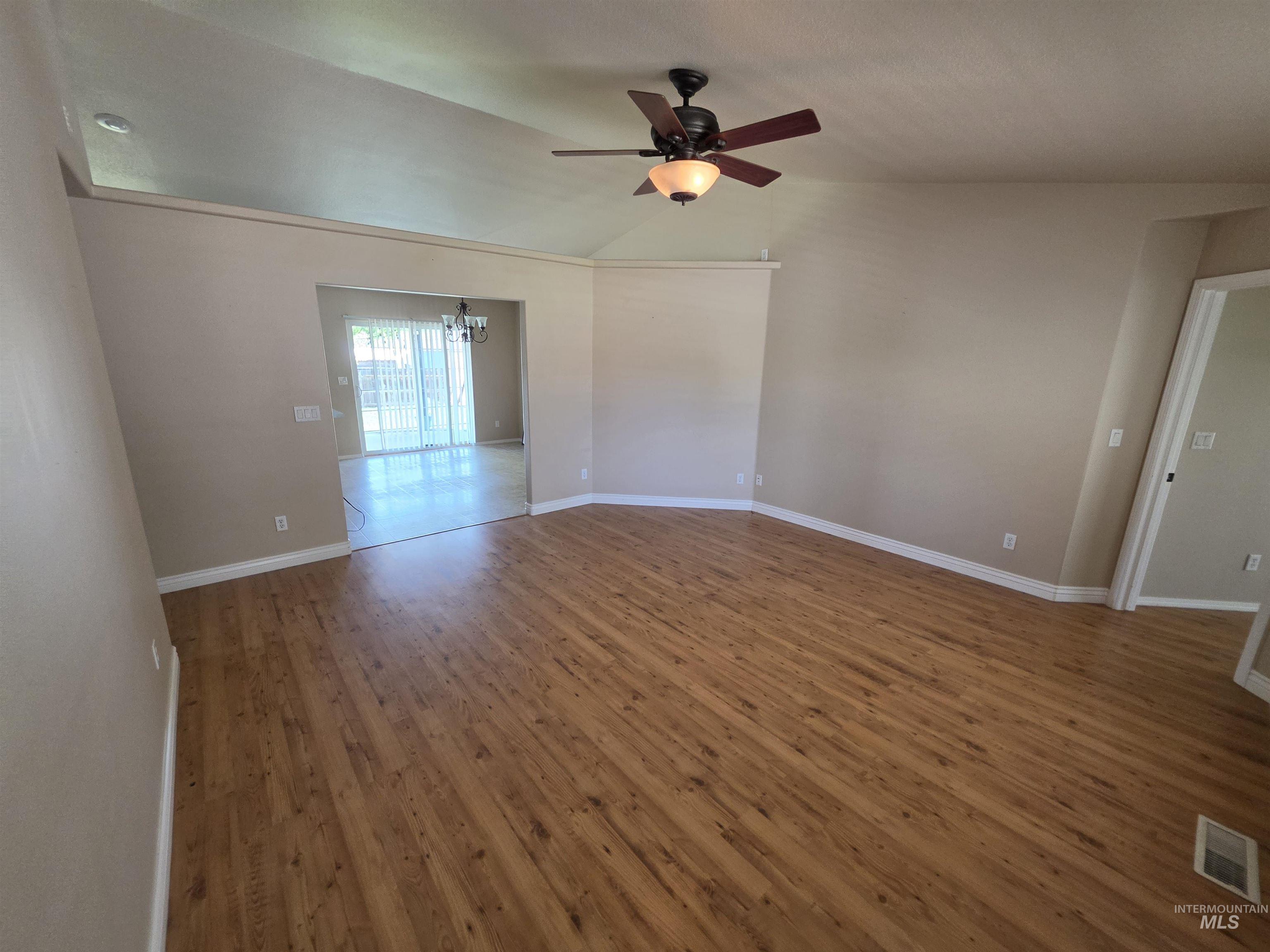 1431 Autumn Way Property Photo 8