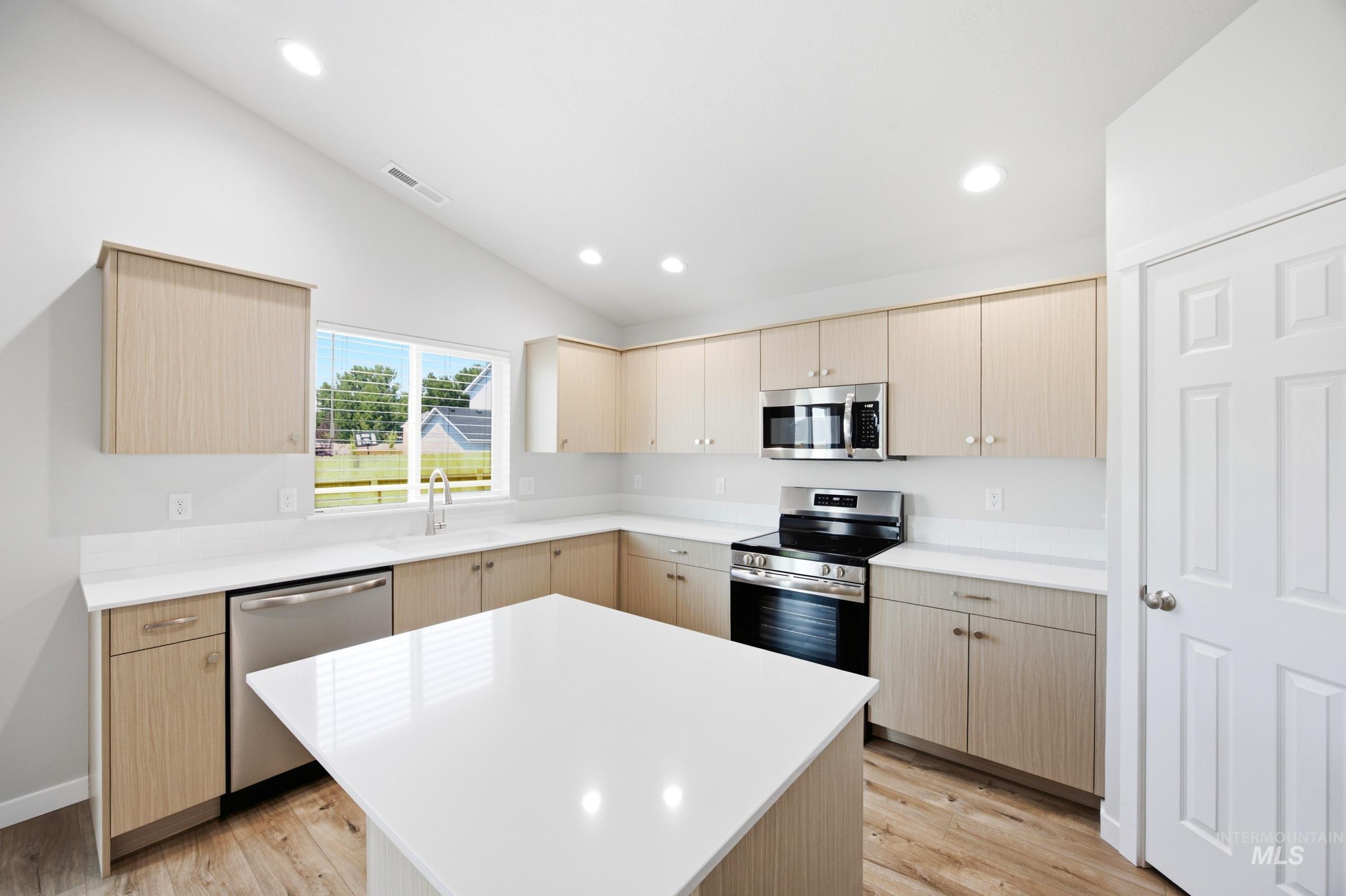 1085 Grass Pond Ave Property Photo 4
