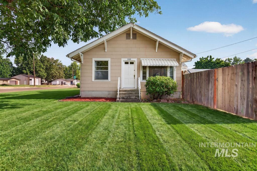 2103 Lincoln St Property Photo 2
