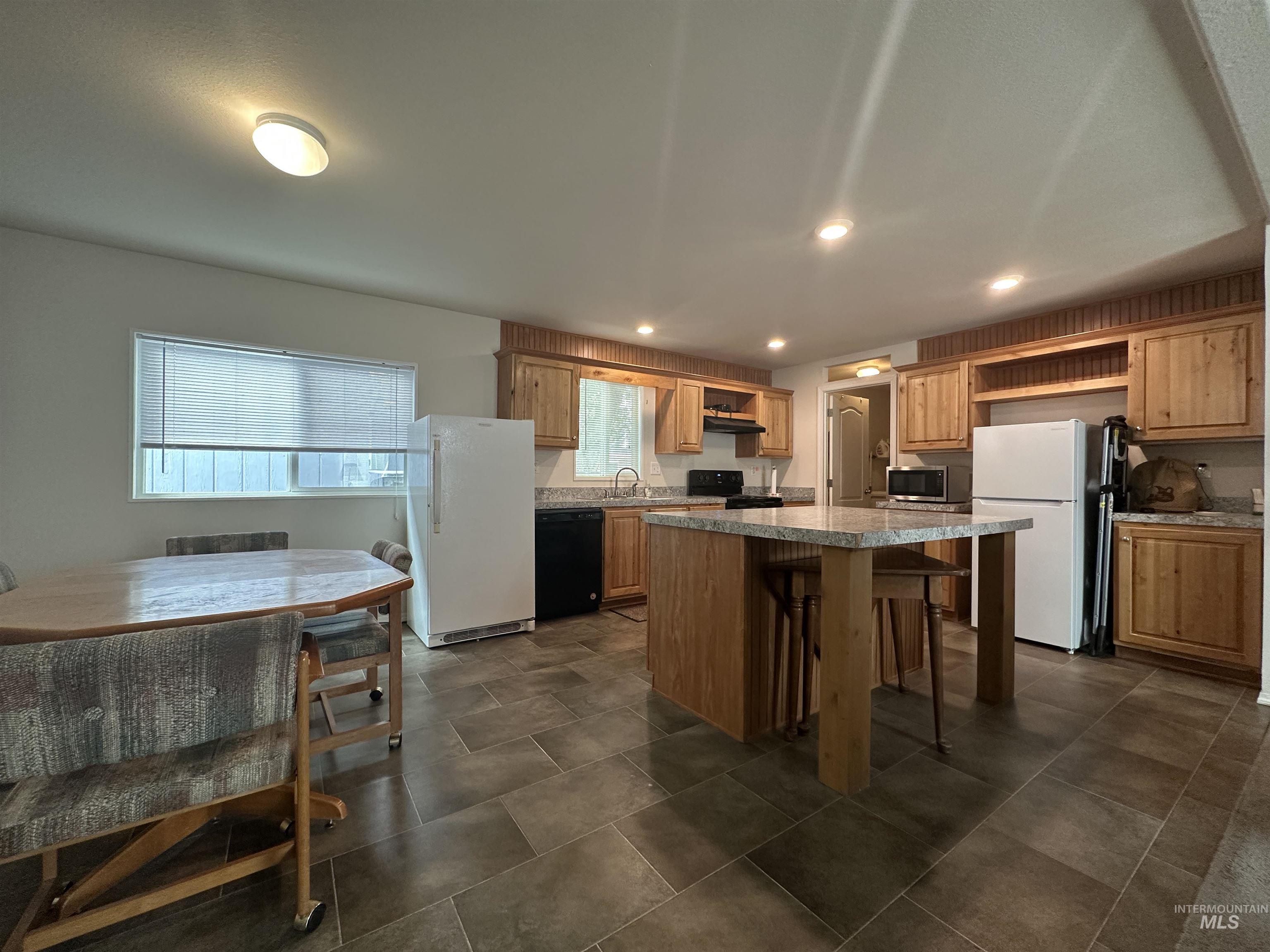 676 Liberty Lane Property Photo 4