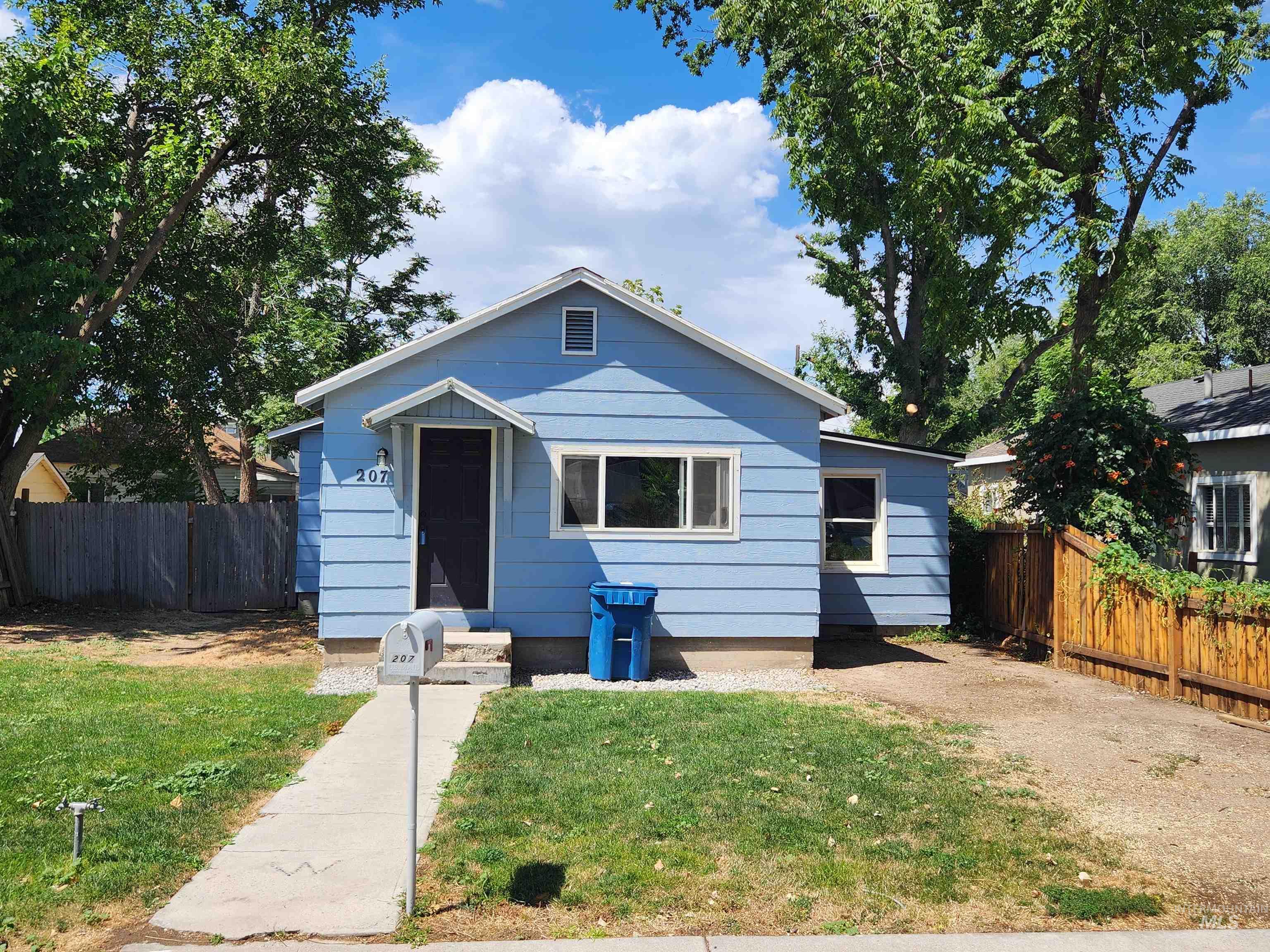 207 9th Ave N Property Photo 1