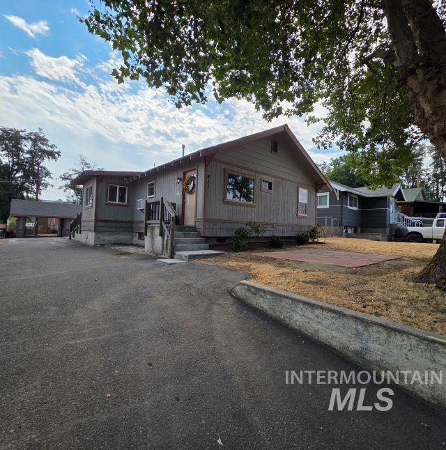 411 29th St Property Photo 1