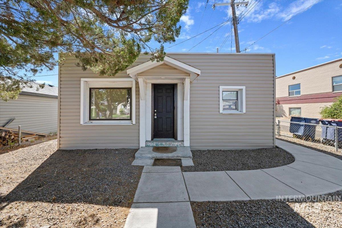 430 Eden St N Property Photo 1