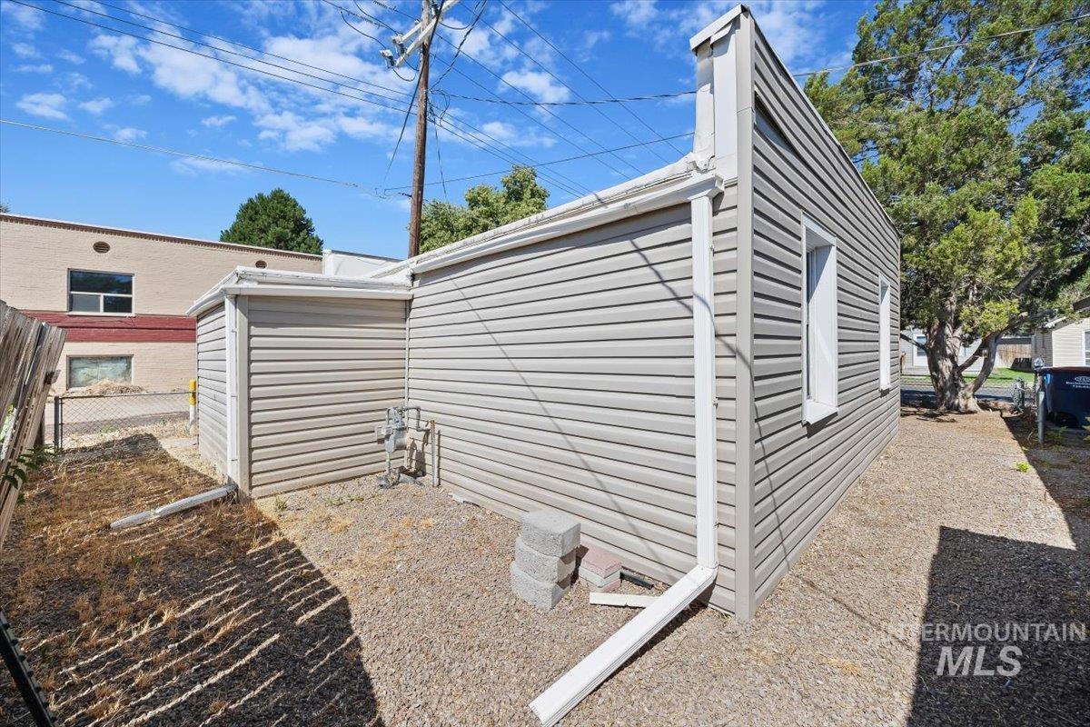 430 Eden St N Property Photo 2