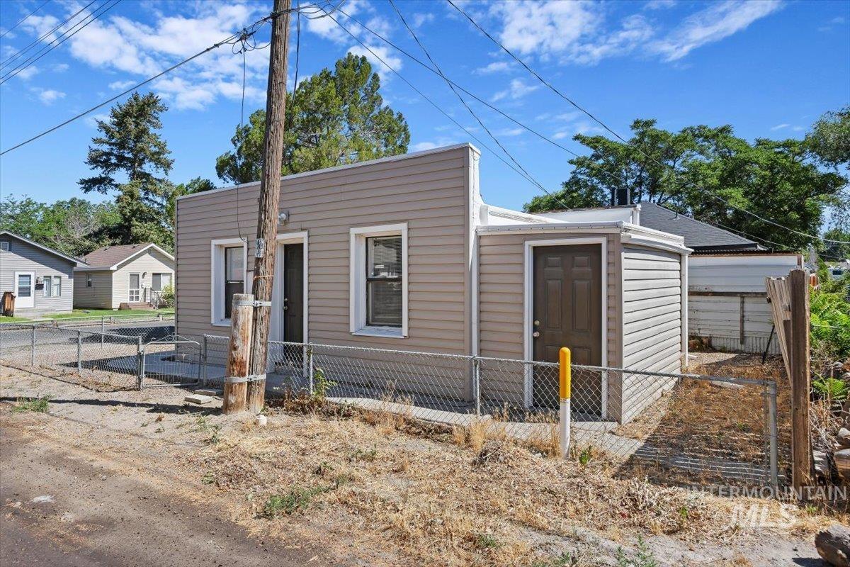 430 Eden St N Property Photo 3