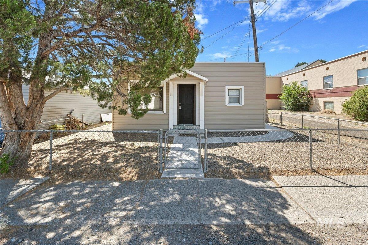 430 Eden St N Property Photo 18