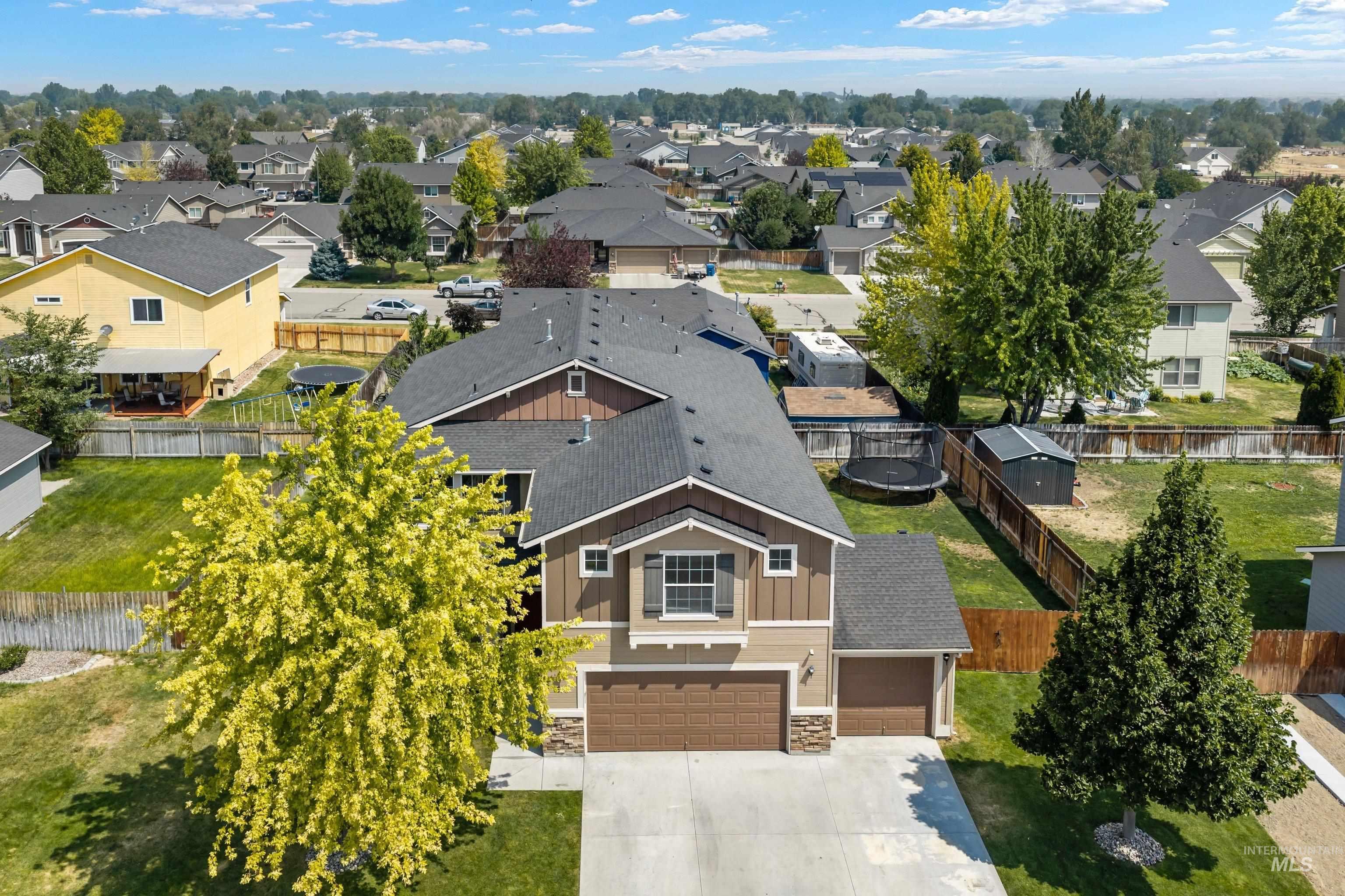 660 Sw Nugget St Property Photo 3