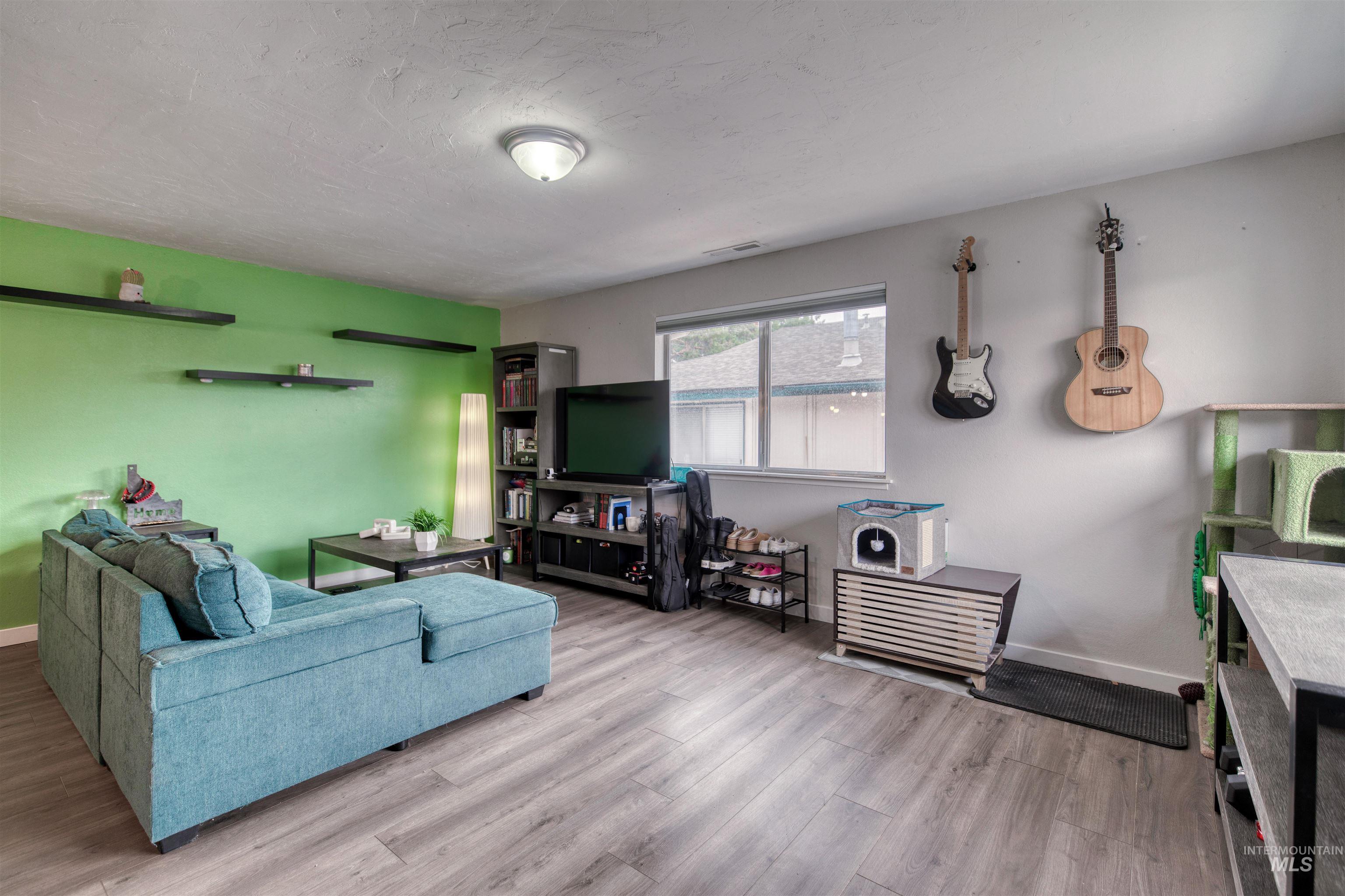 1140 S Phillippi Property Photo 8