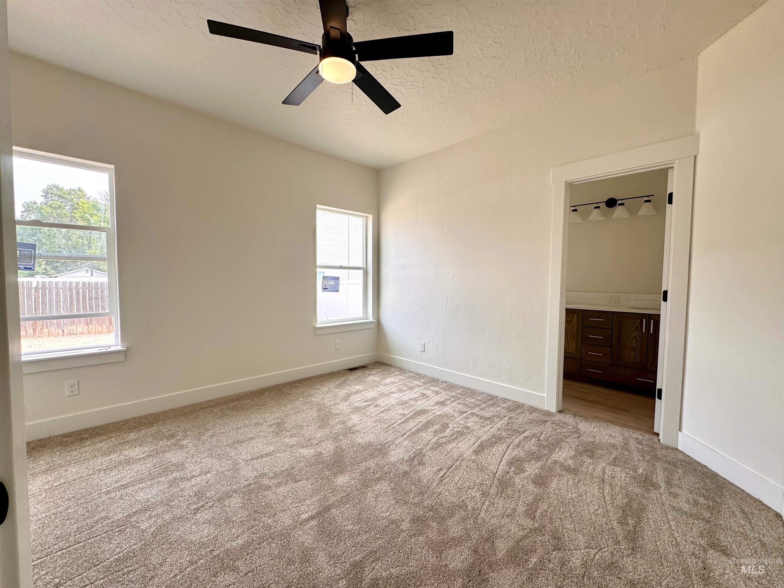 209 E Elm Property Photo 6