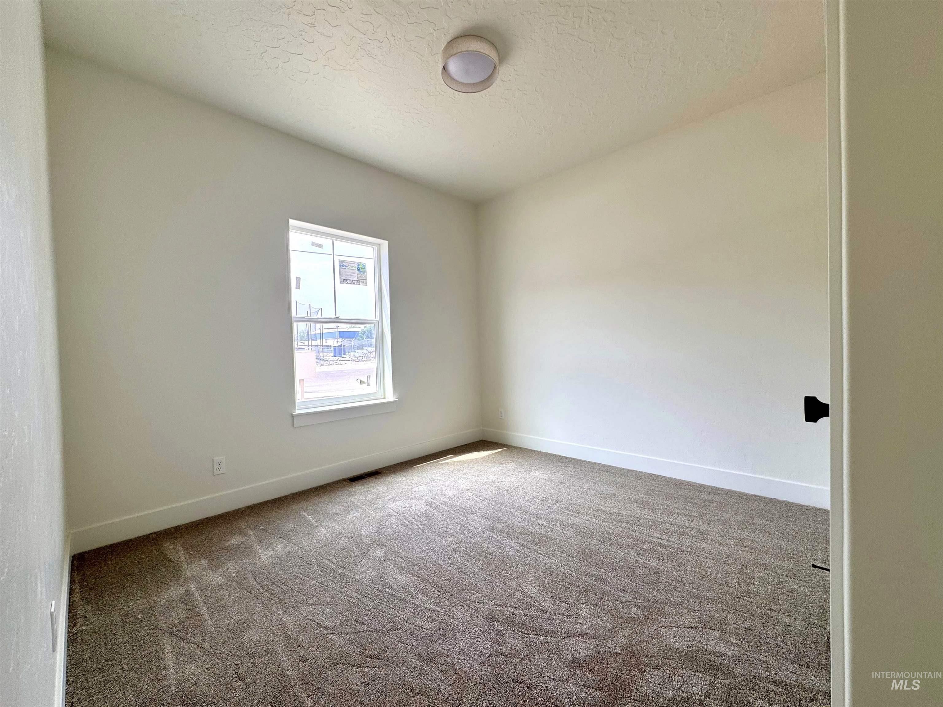 209 E Elm Property Photo 8