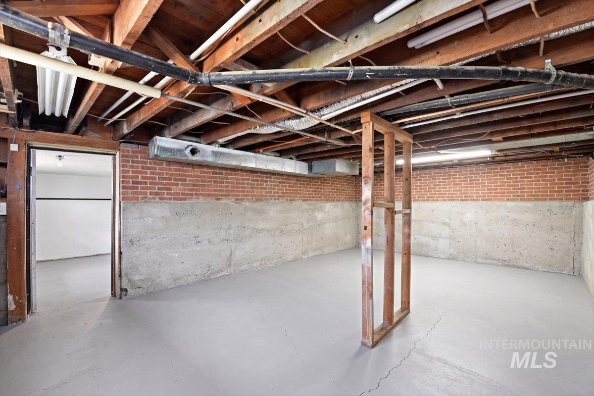 202 E 4th St Property Photo 18